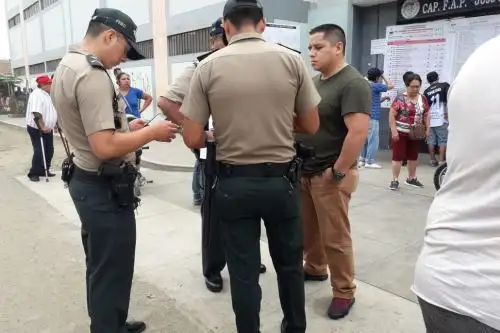 Agentes policiales detuvieron a requistoriado por violación sexual cuando iba a votar en colegio ubicado en distrito de El Porvenir, en Trujillo.