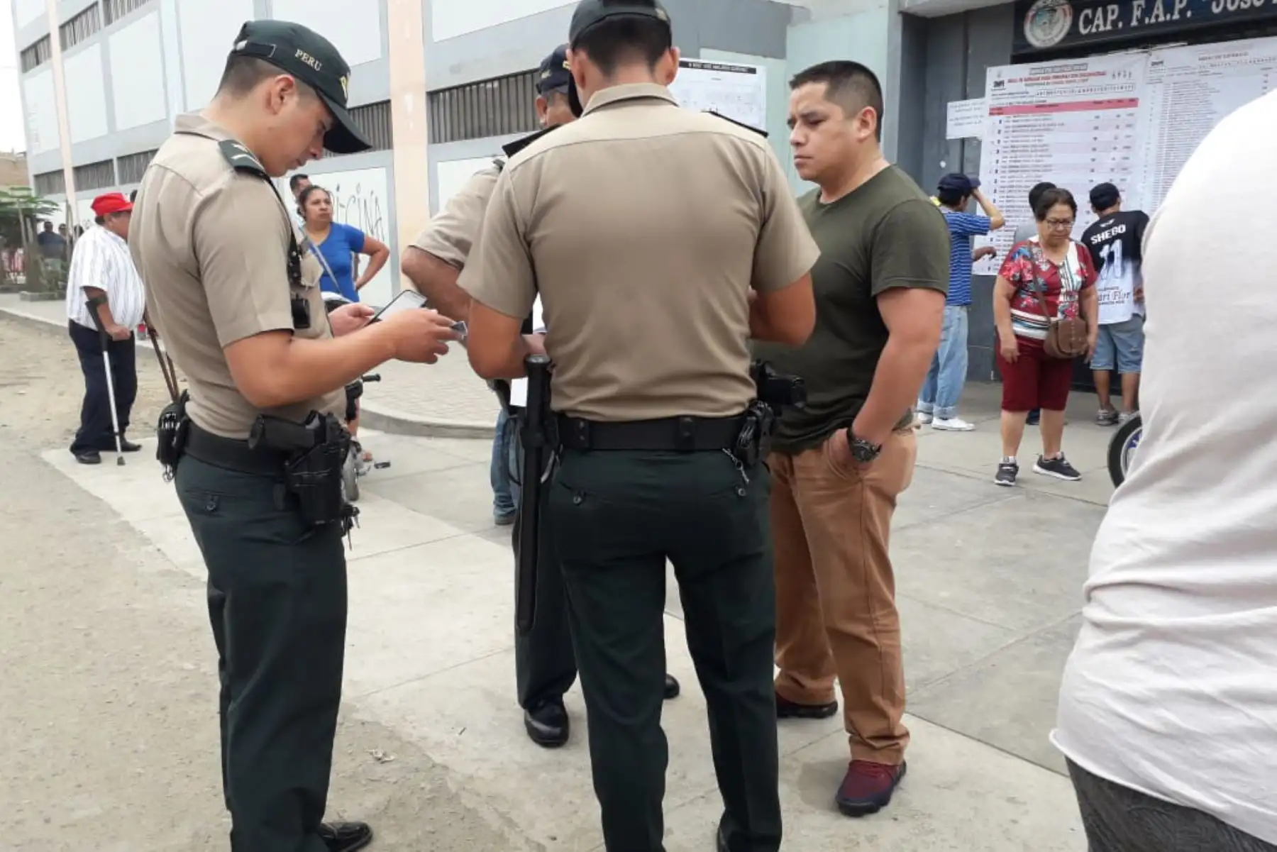 Agentes policiales detuvieron a requistoriado por violación sexual cuando iba a votar en colegio ubicado en distrito de El Porvenir, en Trujillo.