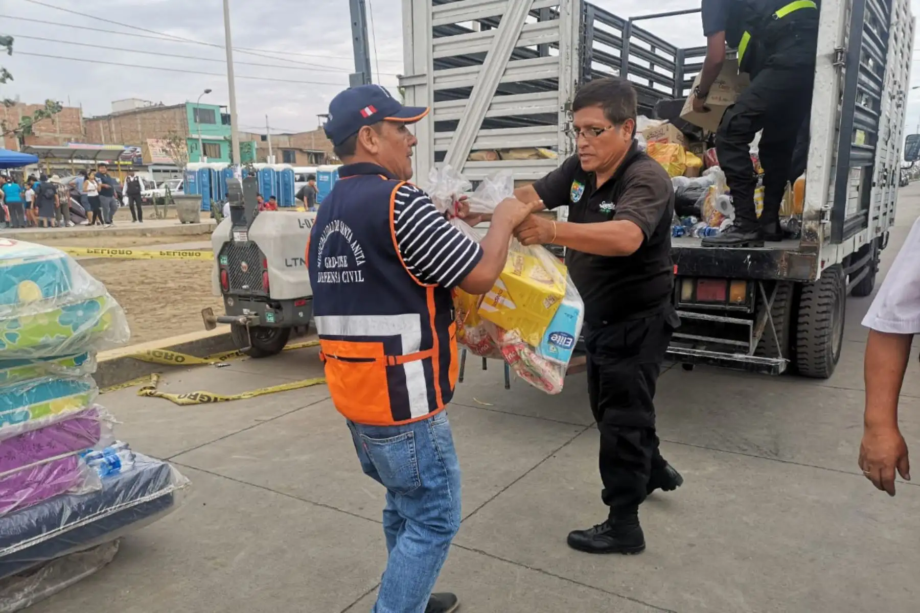 Vecinos y autoridades de Santa Anita se solidarizan con damnificados de Villa El Salvador. Foto: Andina/difusión