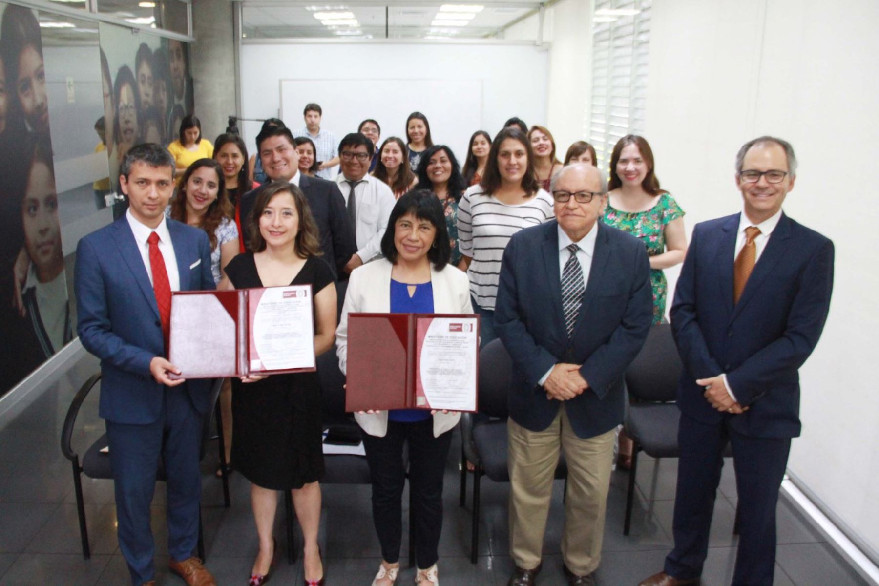 Viceministra de Gestión Pedagógica del Ministerio de Educación, Patricia Andrade, recibió las certificaciones ISO 21001:2018 que reconoce la calidad en la gestión de procesos pedagógicos en los COAR de La Libertad y Tacna.
