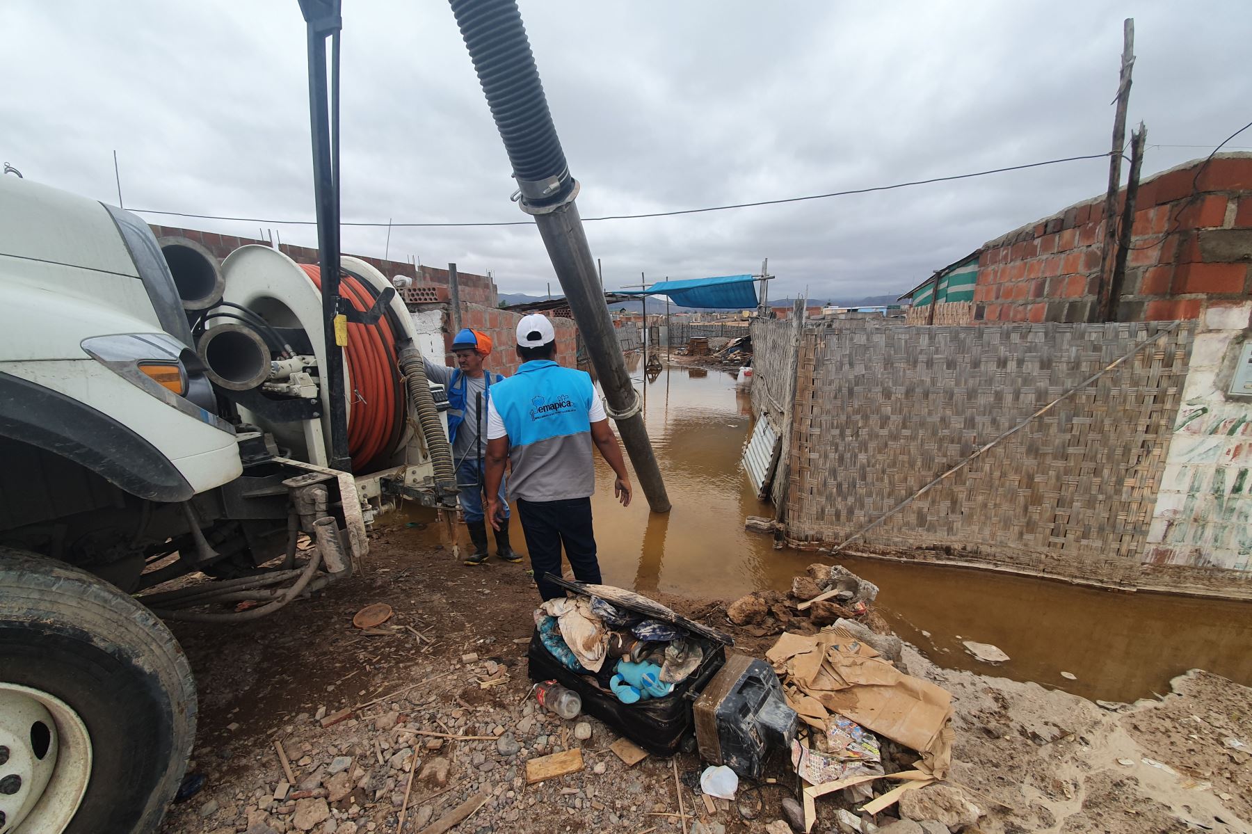 Con un hidrojet traído desde Nasca (Ica) se limpiaron casas y arterias anegadas por huaico registrado en Tacna por las lluvias intensas.