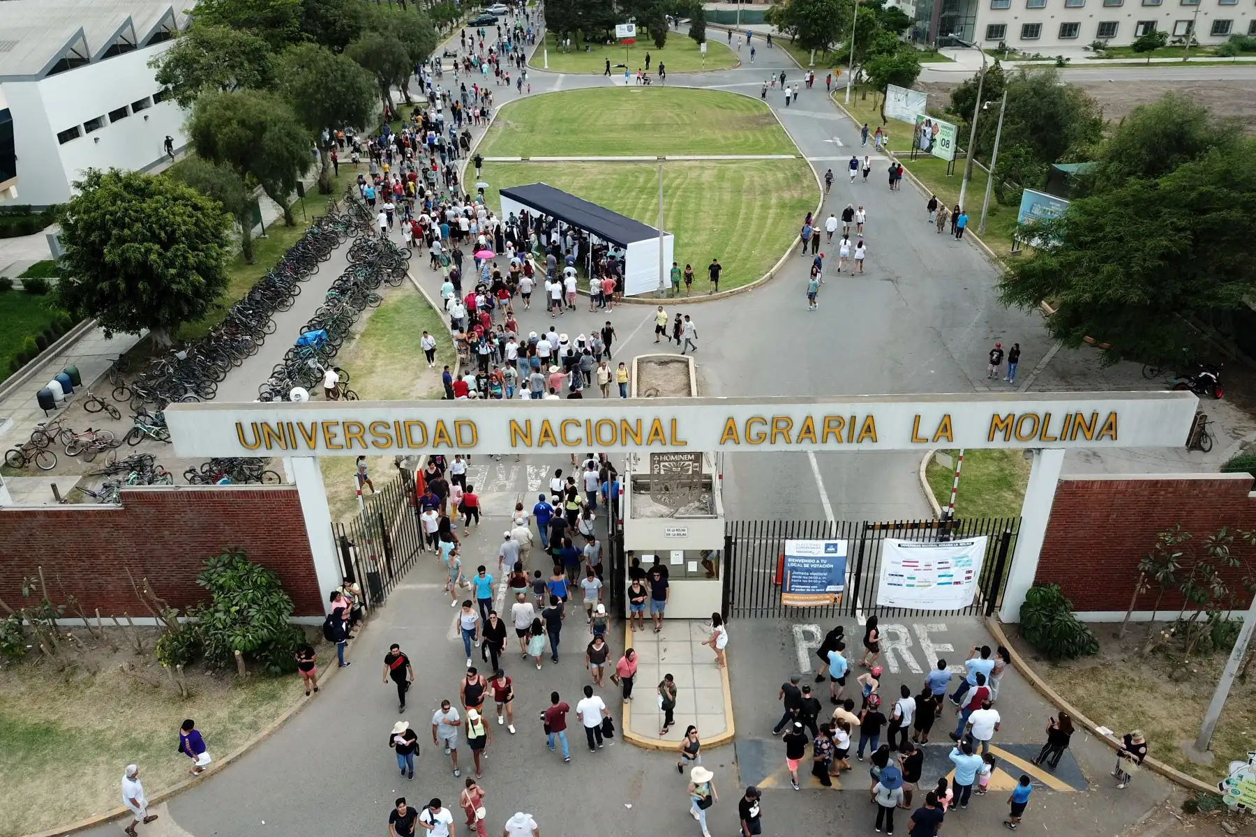 Imagenes tomadas con dron de la multitud de personas que llegan al centro de votación de la Universidad Agraria por las Elecciones Congresales Extraordinarias 2020. Foto: ANDINA/Juan Carlos Guzmán