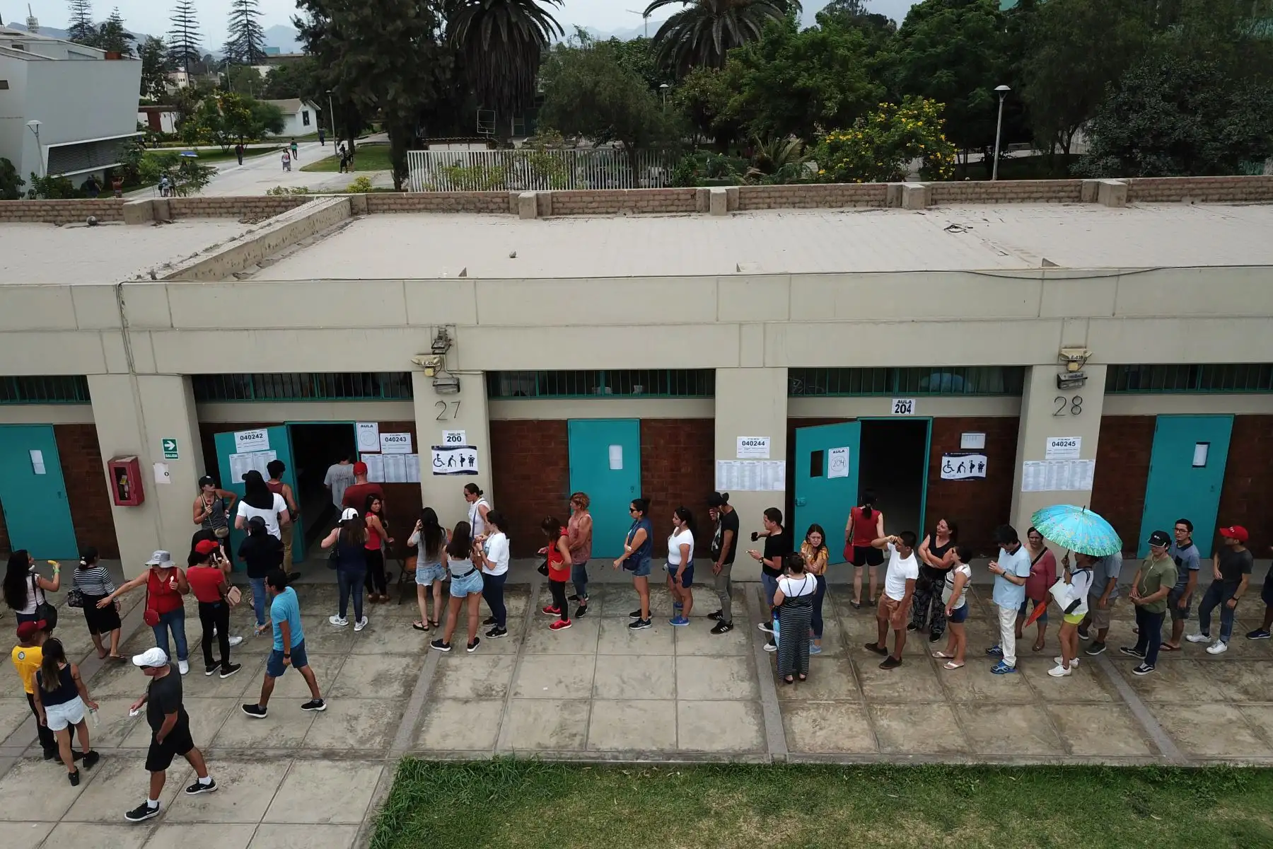 Imagenes tomadas con dron de la multitud de personas que llegan al centro de votación de la Universidad Agraria por las Elecciones Congresales Extraordinarias 2020. Foto: ANDINA/Juan Carlos Guzmán