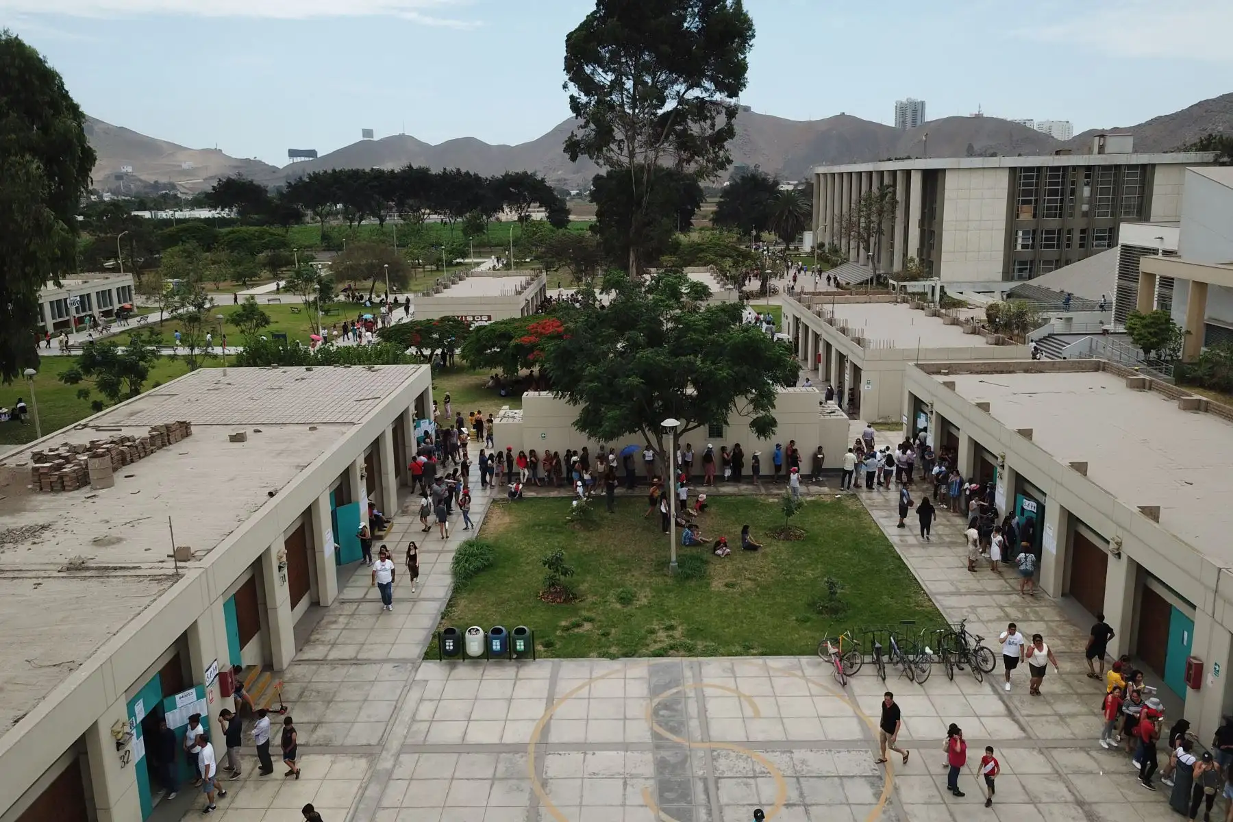 Imagenes tomadas con dron de la multitud de personas que llegan al centro de votación de la Universidad Agraria por las Elecciones Congresales Extraordinarias 2020. Foto: ANDINA/Juan Carlos Guzmán