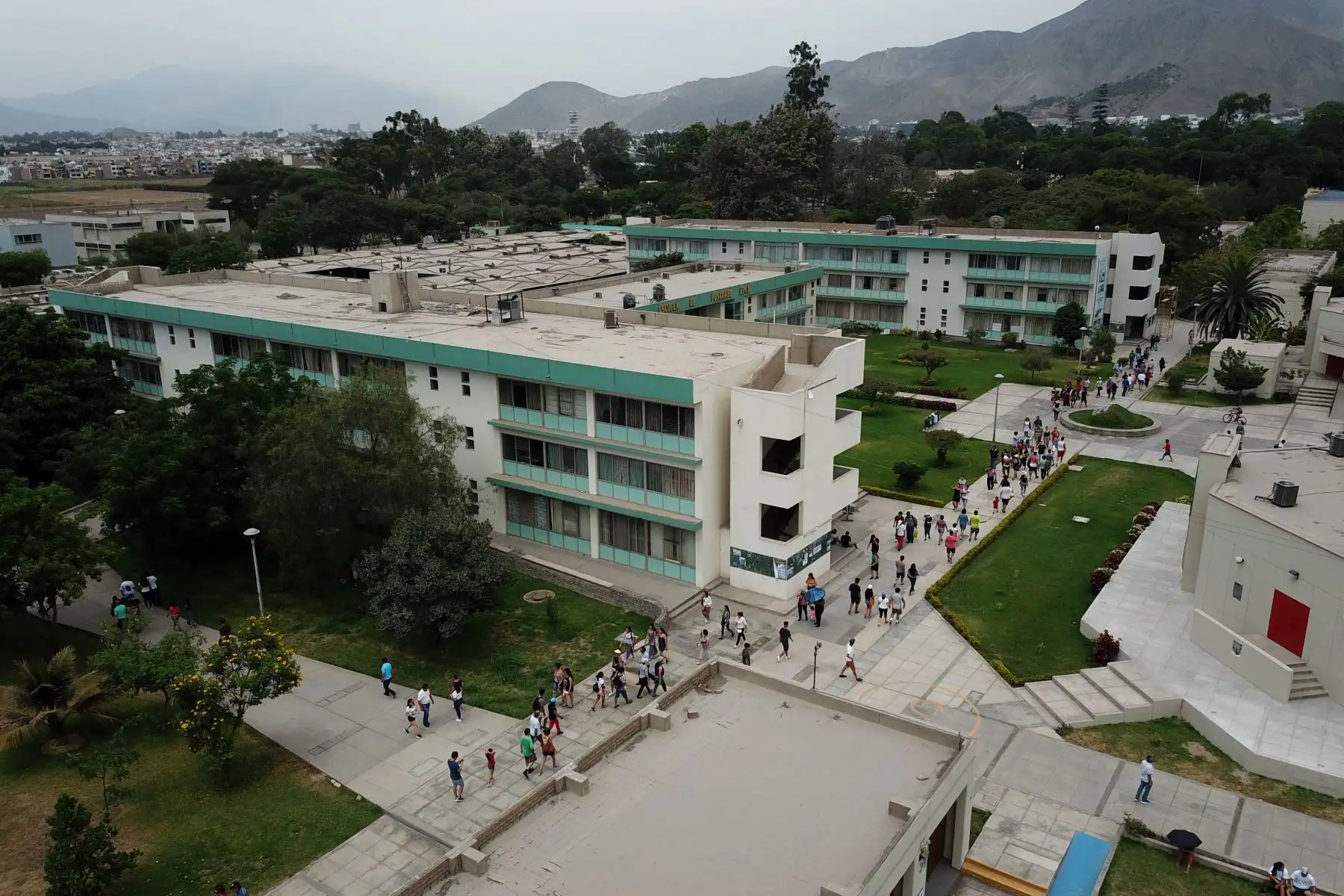 Imagenes tomadas con dron de la multitud de personas que llegan al centro de votación de la Universidad Agraria por las Elecciones Congresales Extraordinarias 2020. Foto: ANDINA/Juan Carlos Guzmán