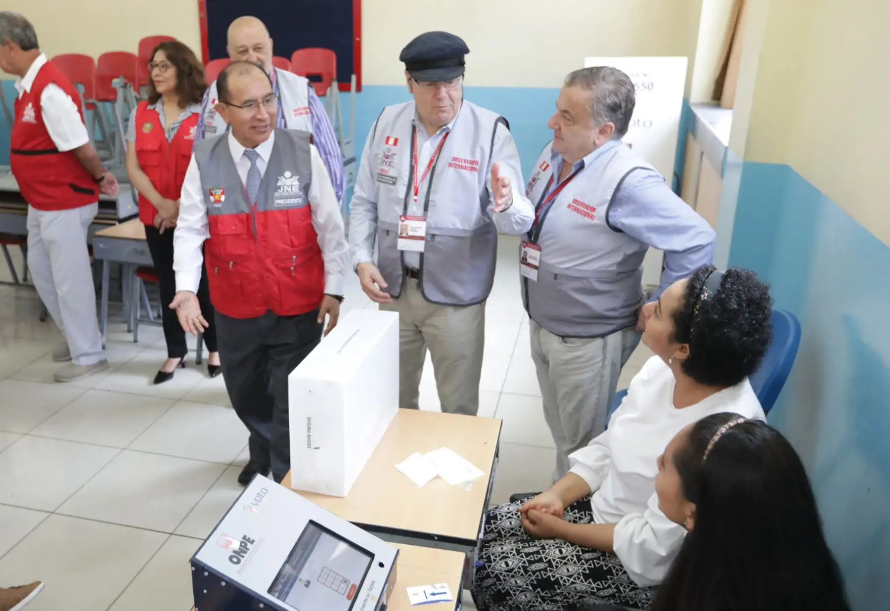 El  titular  del JNE,  Victor Ticona, y los observadores 
 internacionales, desarrollaron una  intensa labor de fiscalización en los comicios congresales de hoy. Foto: ANDINA/JNE