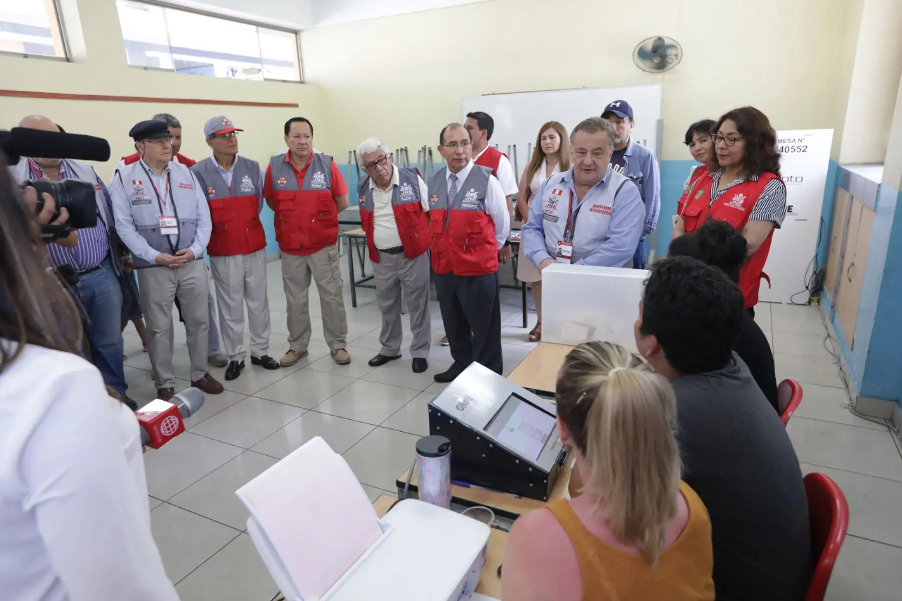 El  titular  del JNE,  Victor Ticona, y los observadores 
 internacionales, desarrollaron una  intensa labor de fiscalización en los comicios congresales de hoy. Foto: ANDINA/JNE