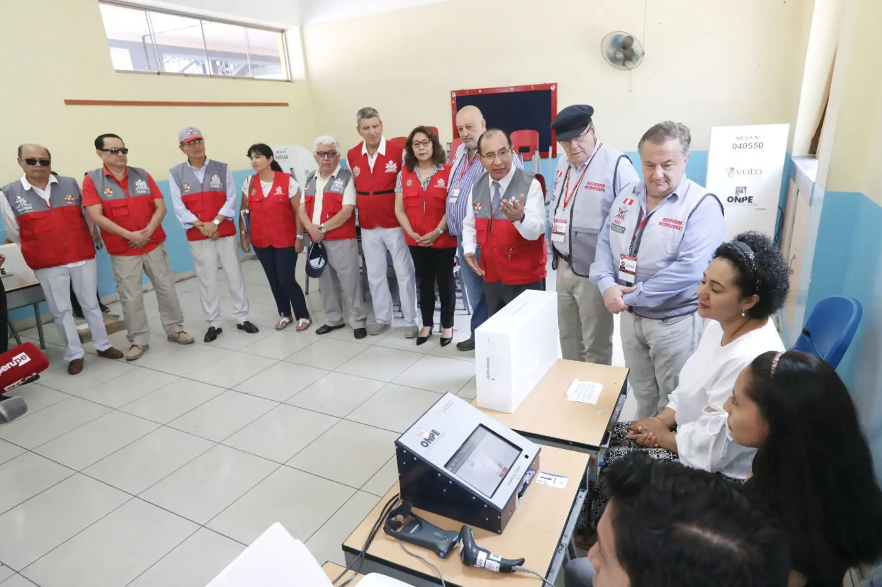 El  titular  del JNE,  Victor Ticona, y los observadores 
 internacionales, desarrollaron una  intensa labor de fiscalización en los comicios congresales de hoy. Foto: ANDINA/JNE