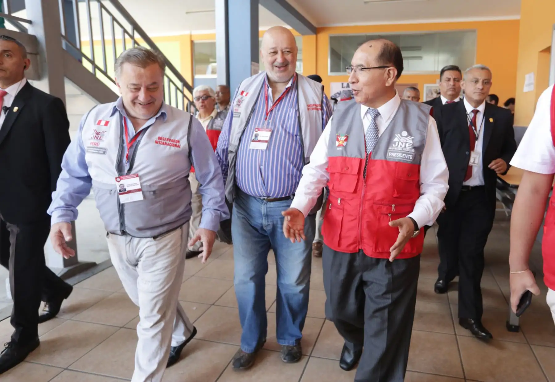 El  titular  del JNE,  Victor Ticona, y los observadores 
 internacionales, desarrollaron una  intensa labor de fiscalización en los comicios congresales de hoy. Foto: ANDINA/JNE