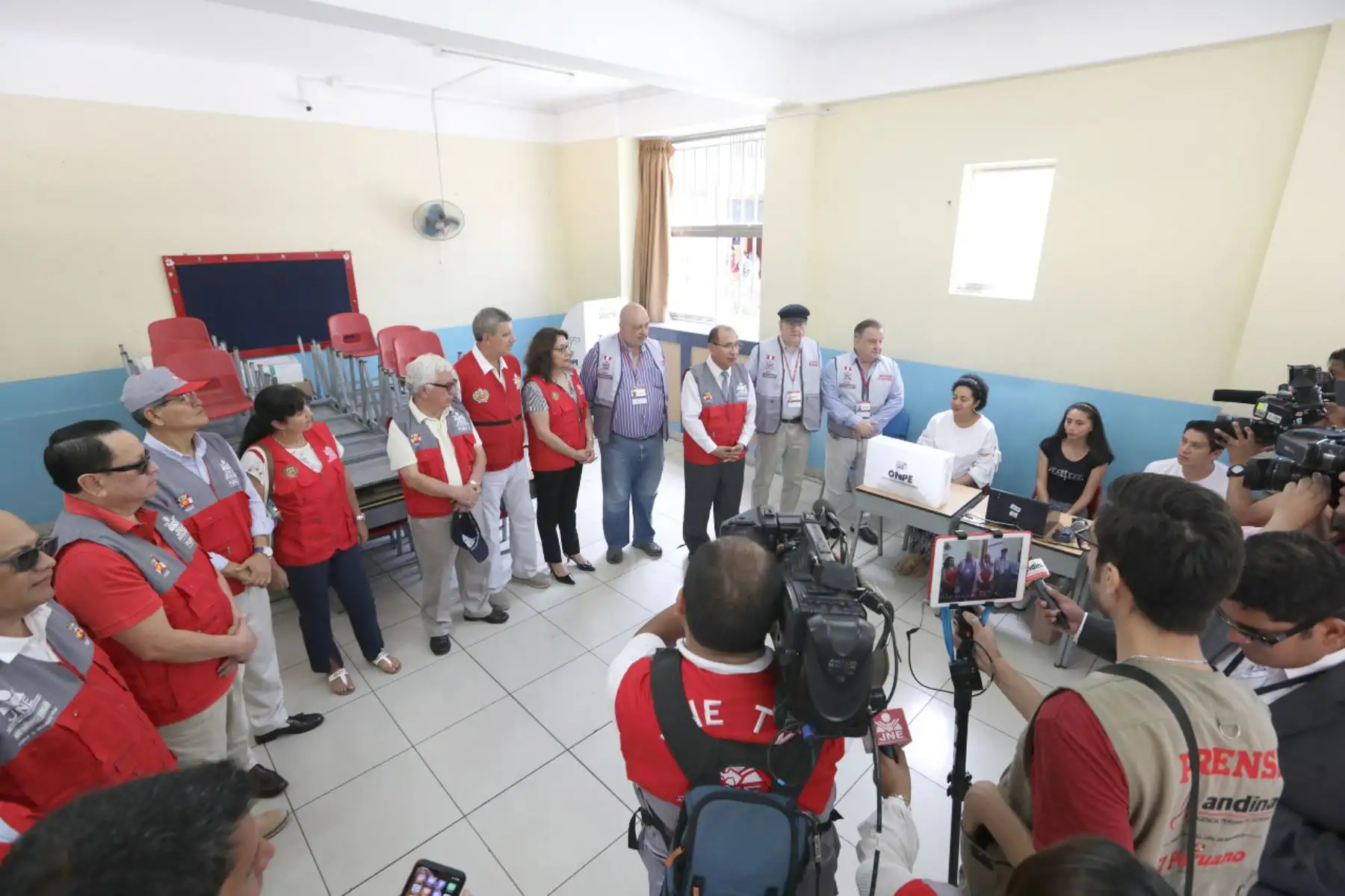 El  titular  del JNE,  Victor Ticona, y los observadores 
 internacionales, desarrollaron una  intensa labor de fiscalización en los comicios congresales de hoy. Foto: ANDINA/JNE