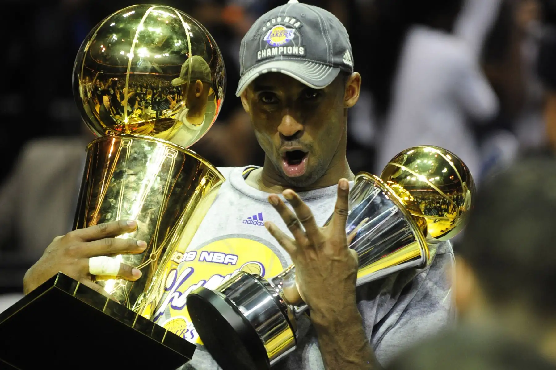 En esta foto de archivo tomada el 14 de junio de 2009, Kobe Bryant, de Los Angeles Lakers, celebra la victoria después del Juego 5 de las Finales de la NBA contra el Orlando Magic en el Amway Arena de Orlando, Florida.