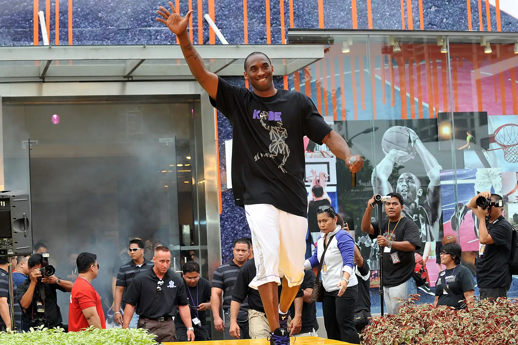 En esta foto de archivo tomada el 21 de julio de 2009, el jugador estadounidense de baskeball Kobe Bryant de Los Angeles Lakers saluda a los fanáticos cuando llega a un evento de caridad como parte de su gira asiática en Manila.Foto:AFP