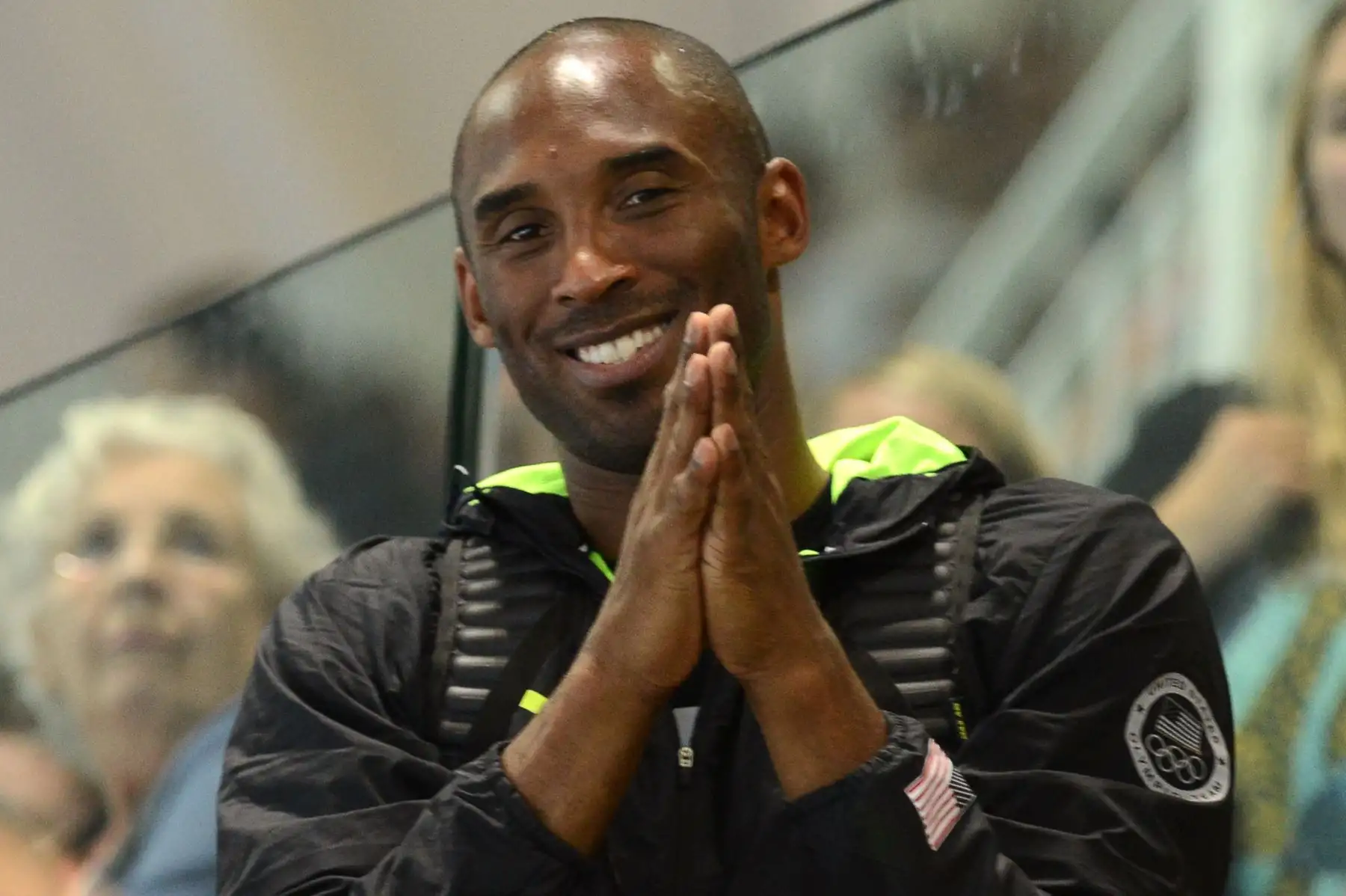 En esta foto de archivo tomada el 4 de agosto de 2012, el jugador de baloncesto estadounidense Kobe Bryant reacciona mientras observa la final de relevos combinados 4x100m masculinos durante el evento de natación en los Juegos Olímpicos de Londres 2012 en Londres.Foto:AFP