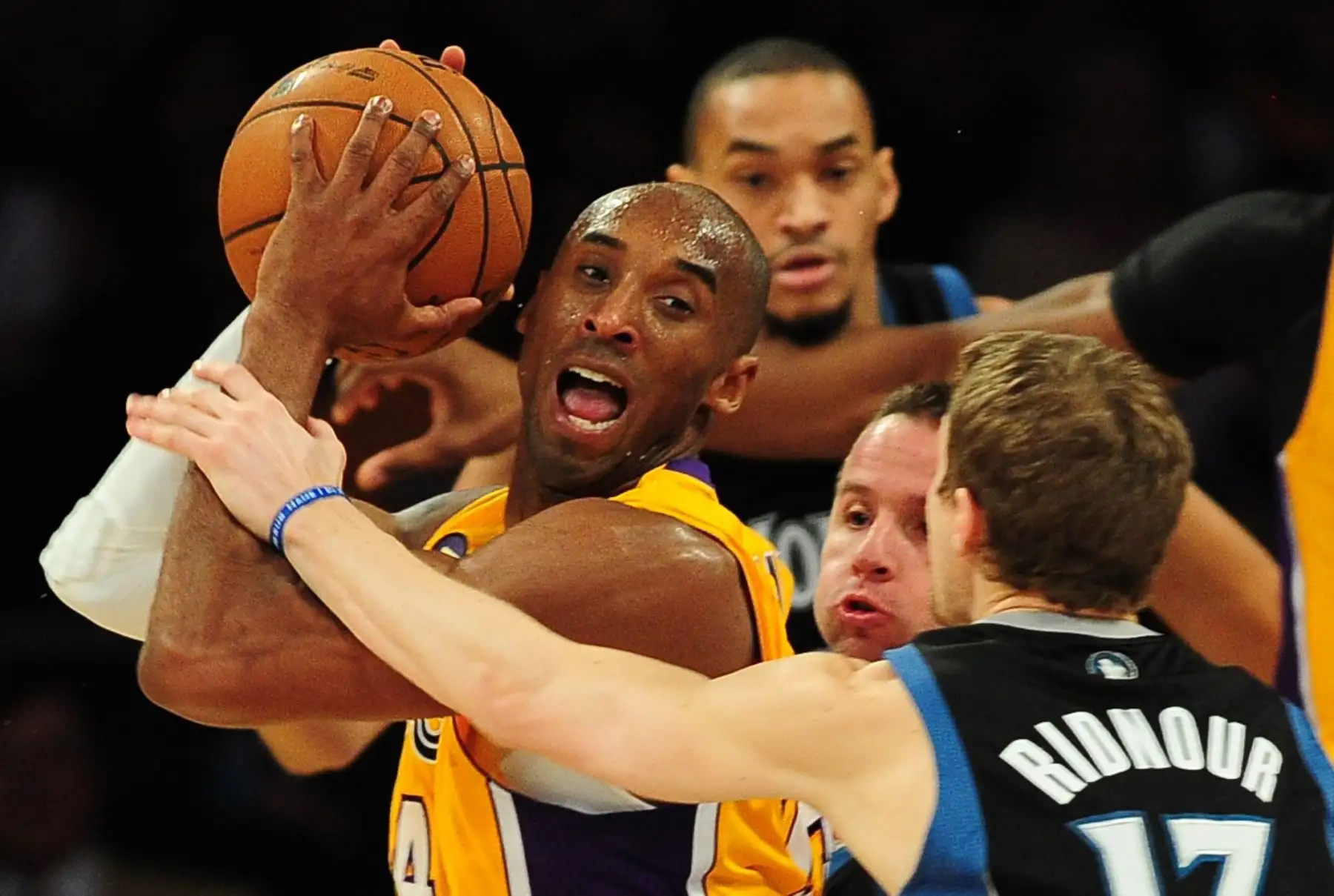 En esta foto de archivo tomada el 28 de febrero de 2013, Kobe Bryant (L) de los LA Lakers está atrapado en un tráfico pesado con J.J. Barea (C) y Luke Ridnour (R) de los Minnesota Timberwolves durante su partido de la NBA en Los Ángeles, California. La leyenda de la NBA, Kobe Bryant, murió el domingo en un accidente de helicóptero en los suburbios de Los Ángeles.Foto:AFP
