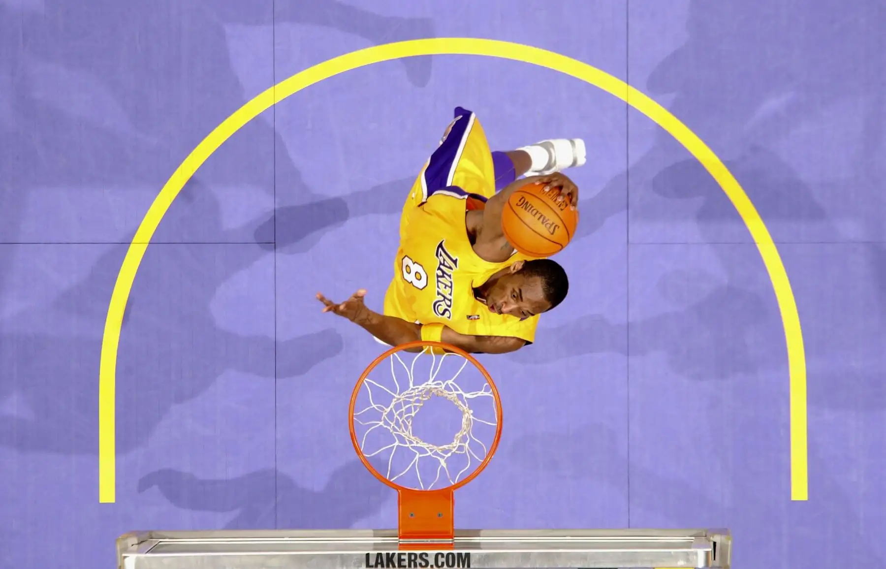Kobe Bryant # 8 de los Lakers de Los Ángeles se sumerge contra los Portland Trail Blazers el 14 de abril de 2006 en el Staples Center de Los Ángeles, California. Foto:AFP