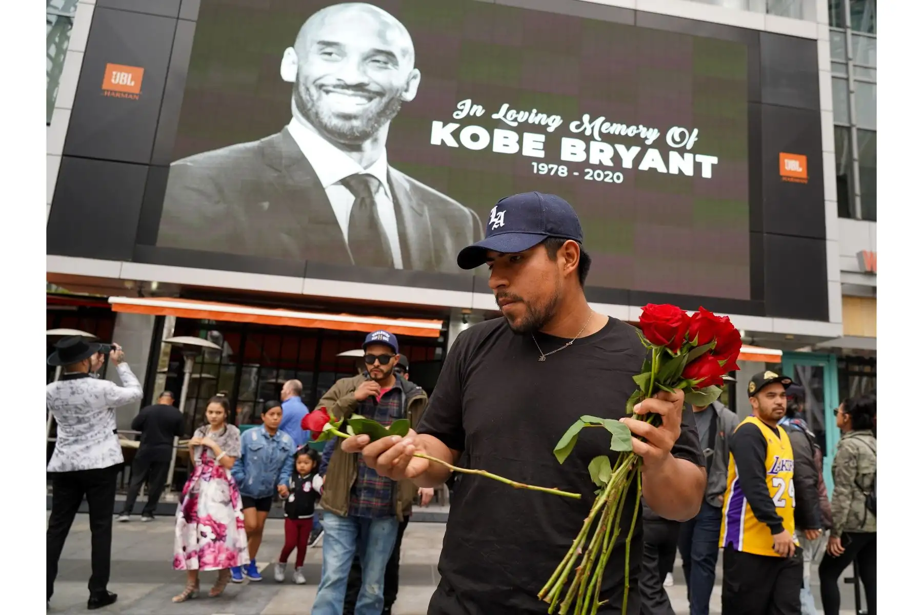 Un fanático llora la muerte de la estrella retirada de la NBA Kobe Bryant fuera del Staples Center antes de la 62a Entrega Anual de los Premios Grammy en Los Ángeles, California. Bryant, de 41 años, murió hoy en un accidente de helicóptero cerca de Calabasas, California. Rachel
Foto: AFP