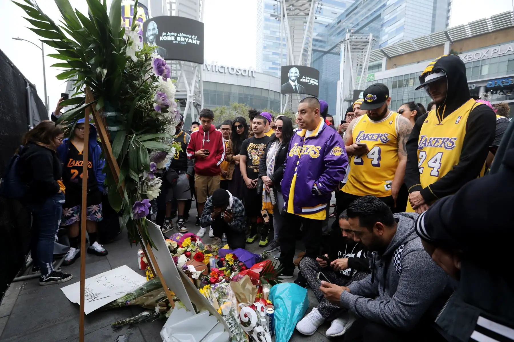 Los fanáticos de los Angeles Lakers Kobe Bryant se reúnen en LA Live al otro lado de la calle del Staples Center, sede de la NBA Los Angeles Lakers en Los Ángeles, California, EE. UU.
Foto: EFE