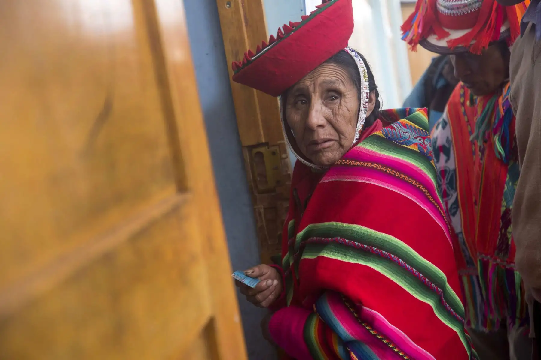 Una mujer de la comunidad campesina Quelccanqa llega a votar al centro de votación en el departamento del Cuzco (Perú), donde se realizaron  elecciones extraordinarias al Congreso.
Foto: EFE