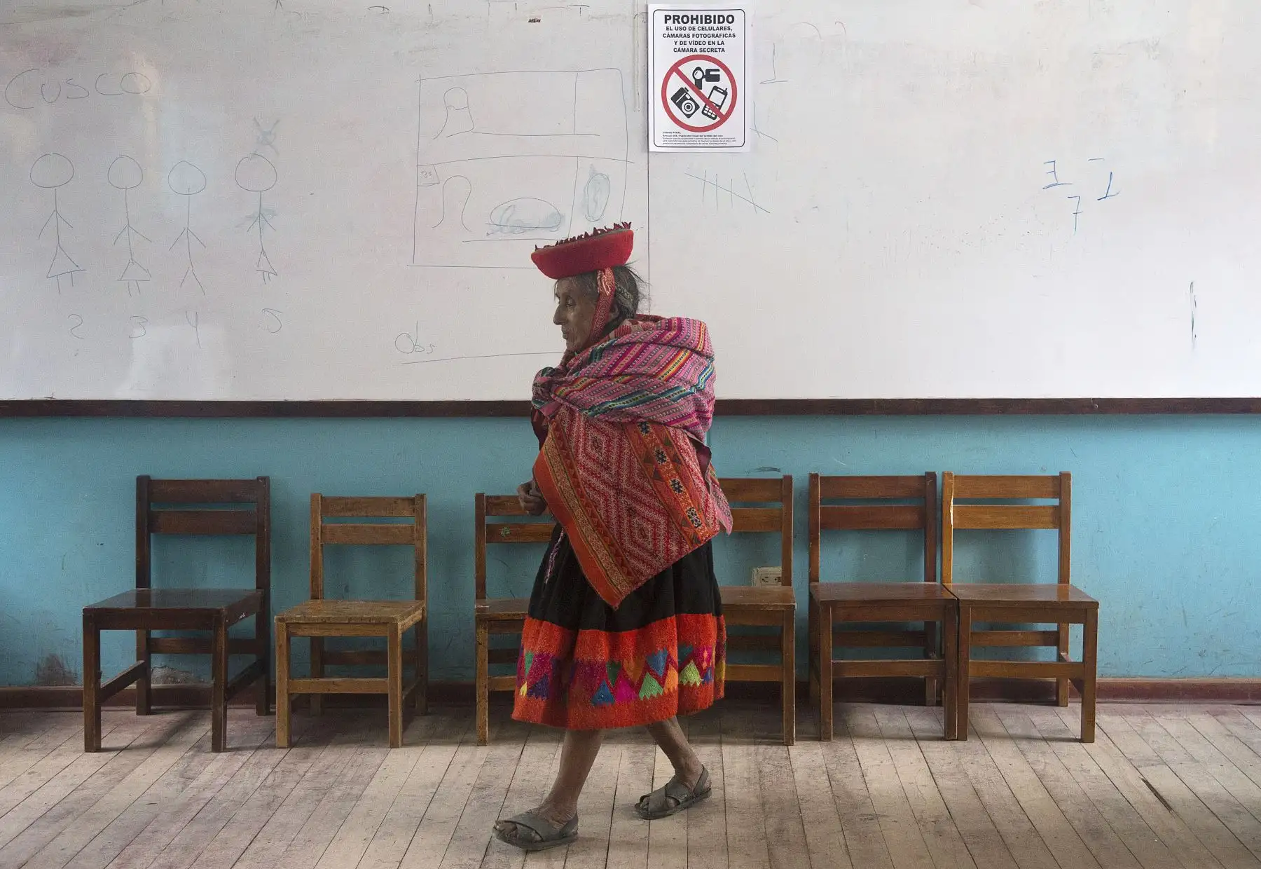Una mujer indígena camina en un colegio electoral durante las elecciones legislativas en Ollantaytambo en la región de Cuzco.
Foto: AFP