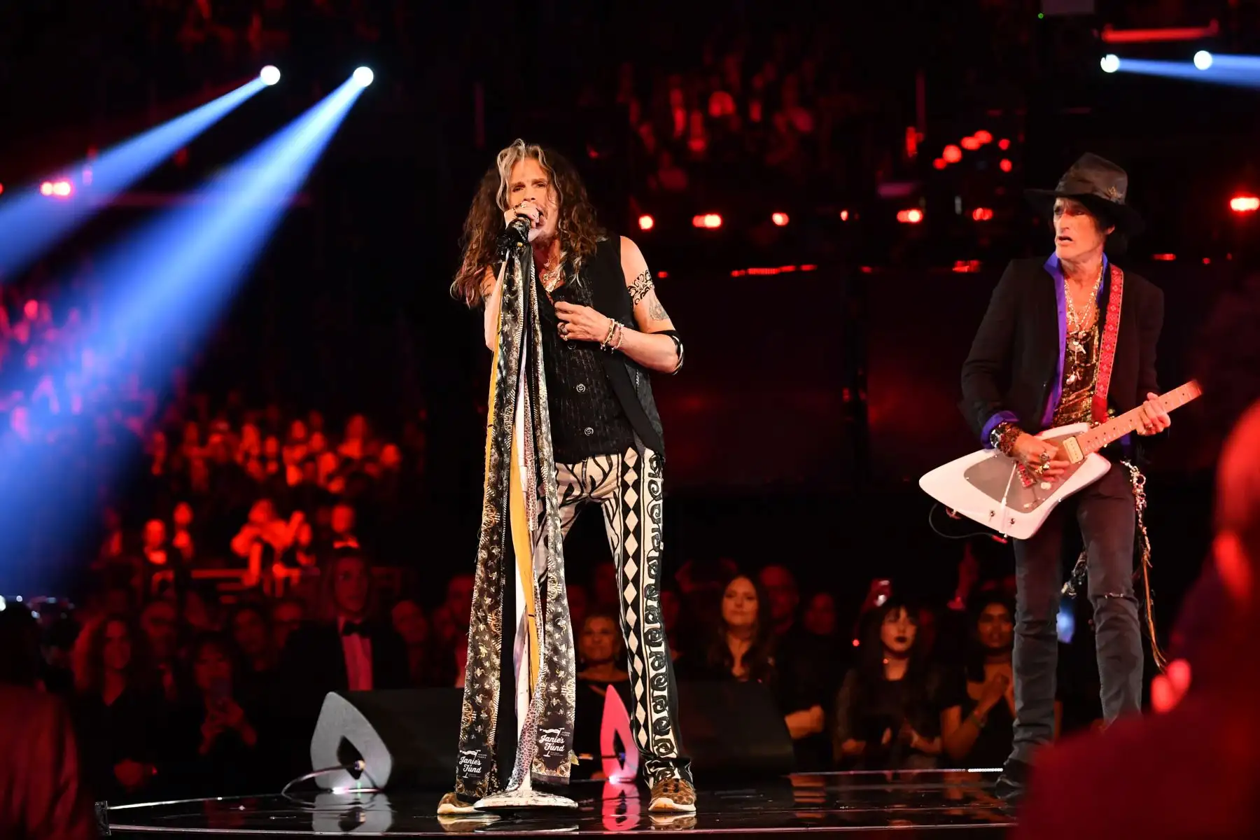 Steven Tyler y Joe Perry de Aerosmith se presentan en el escenario durante la 62a Entrega Anual de los Premios GRAMMY en Los Ángeles, California. 
Foto: AFP