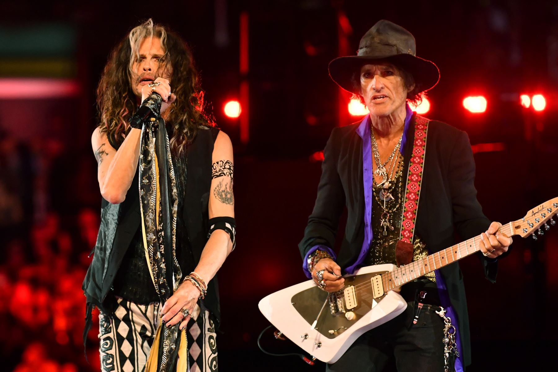 Steven Tyler y Joe Perry de Aerosmith se presentan en el escenario durante la 62a Entrega Anual de los Premios GRAMMY en Los Ángeles, California. 
Foto: AFP