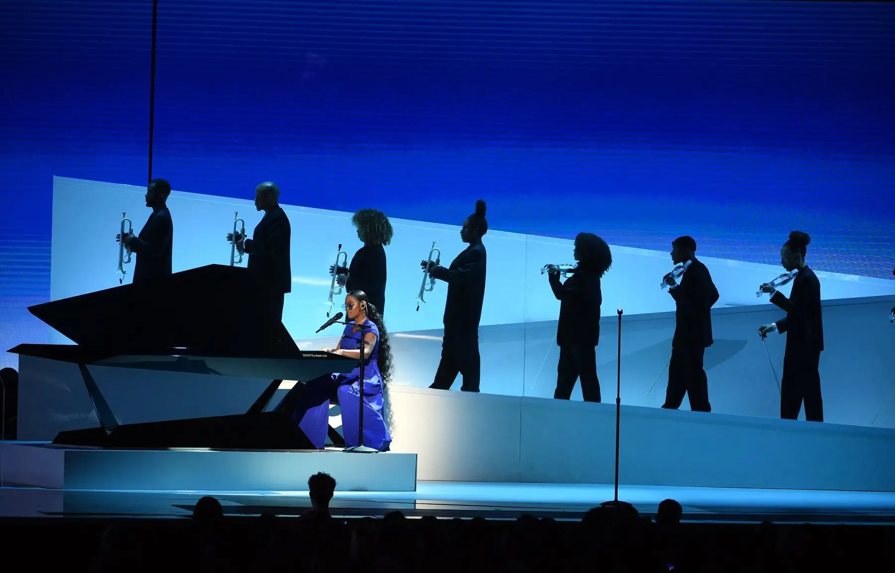 H.E.R actúa en el escenario durante la 62a Entrega Anual de los Premios GRAMMY  en Los Ángeles, California. 
Foto: AFP