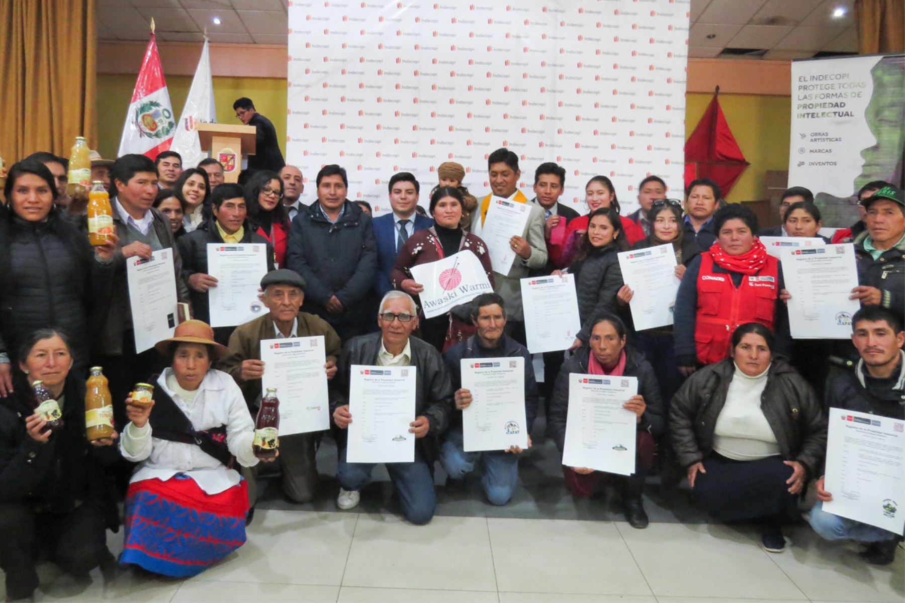 Mujeres artesanas y productores de Pasco recibieron 86 marcas colectivas de parte de Indecopi. ANDINA/Difusión