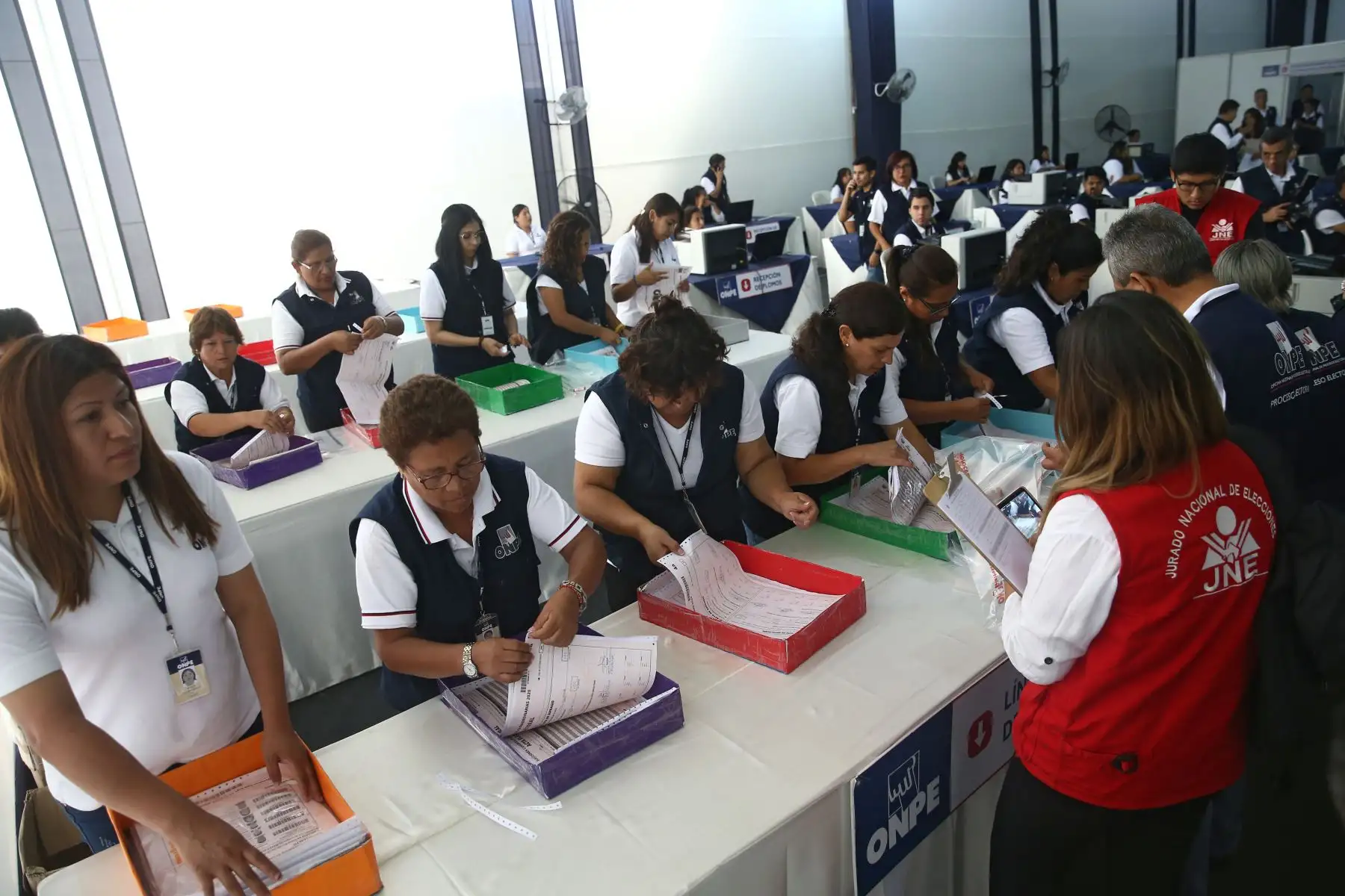 Actas del extranjero llegan a las oficinas de ONPE. Foto: ANDINA/Vidal Tarqui