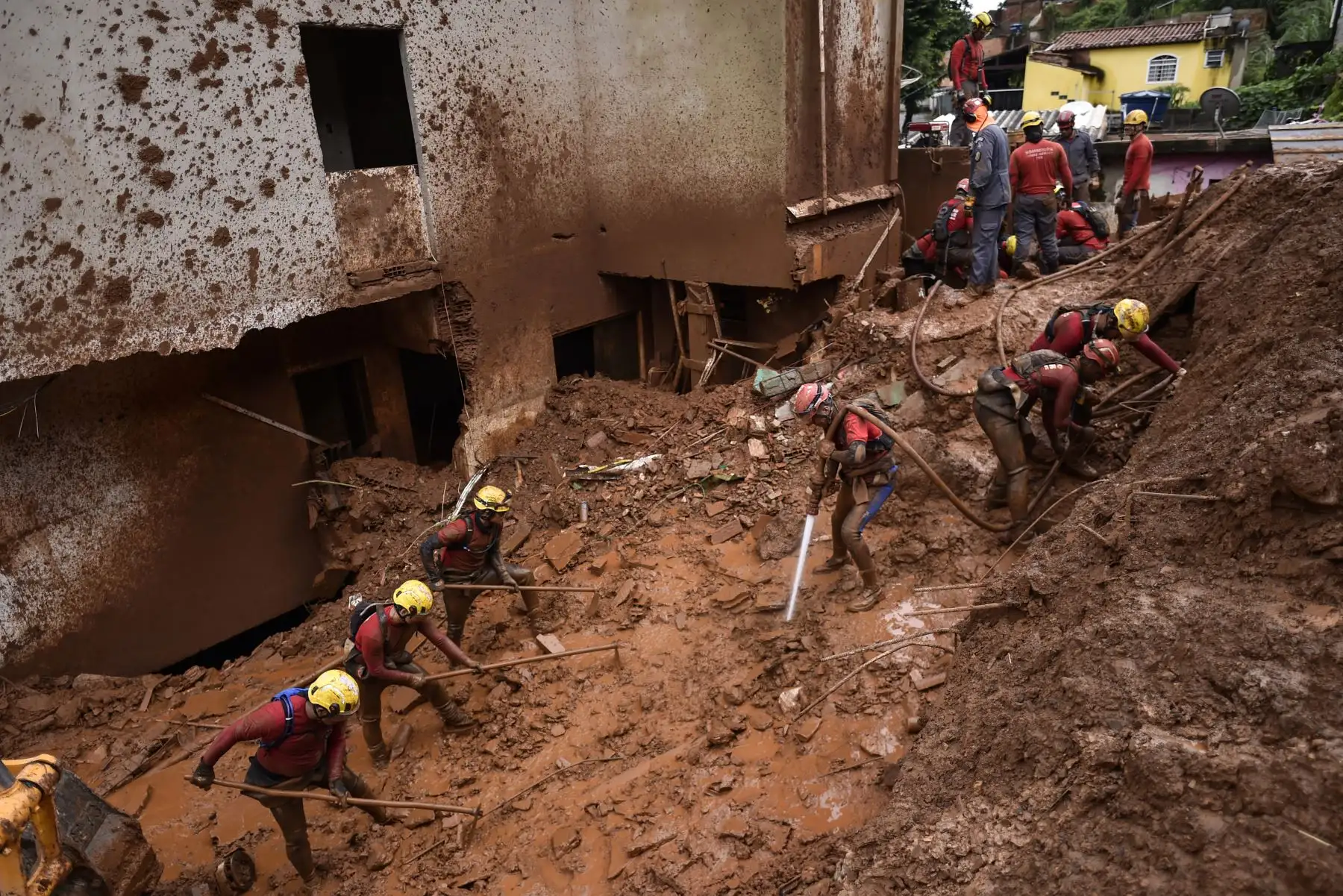 Los bomberos buscan personas desaparecidas utilizando una técnica de desmantelamiento hidráulico, que utiliza agua para dispersar el lodo, después de un deslizamiento de tierra en Vila Bernadete, Belo Horizonte, estado de Minas Gerais, Brasil. AFP