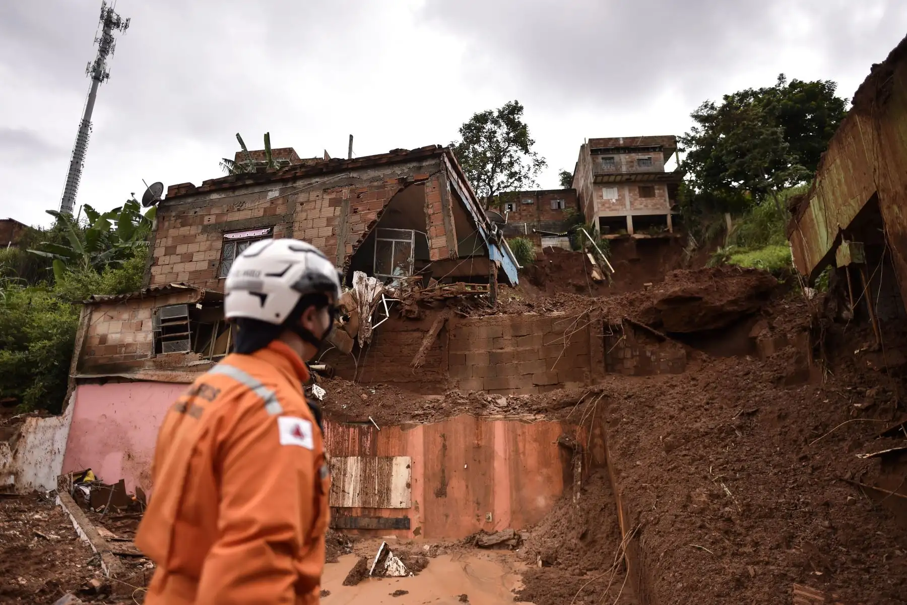 Un bombero observa el sitio de un deslizamiento de tierra en Vila Bernadete, Belo Horizonte, estado de Minas Gerais, Brasil. AFP