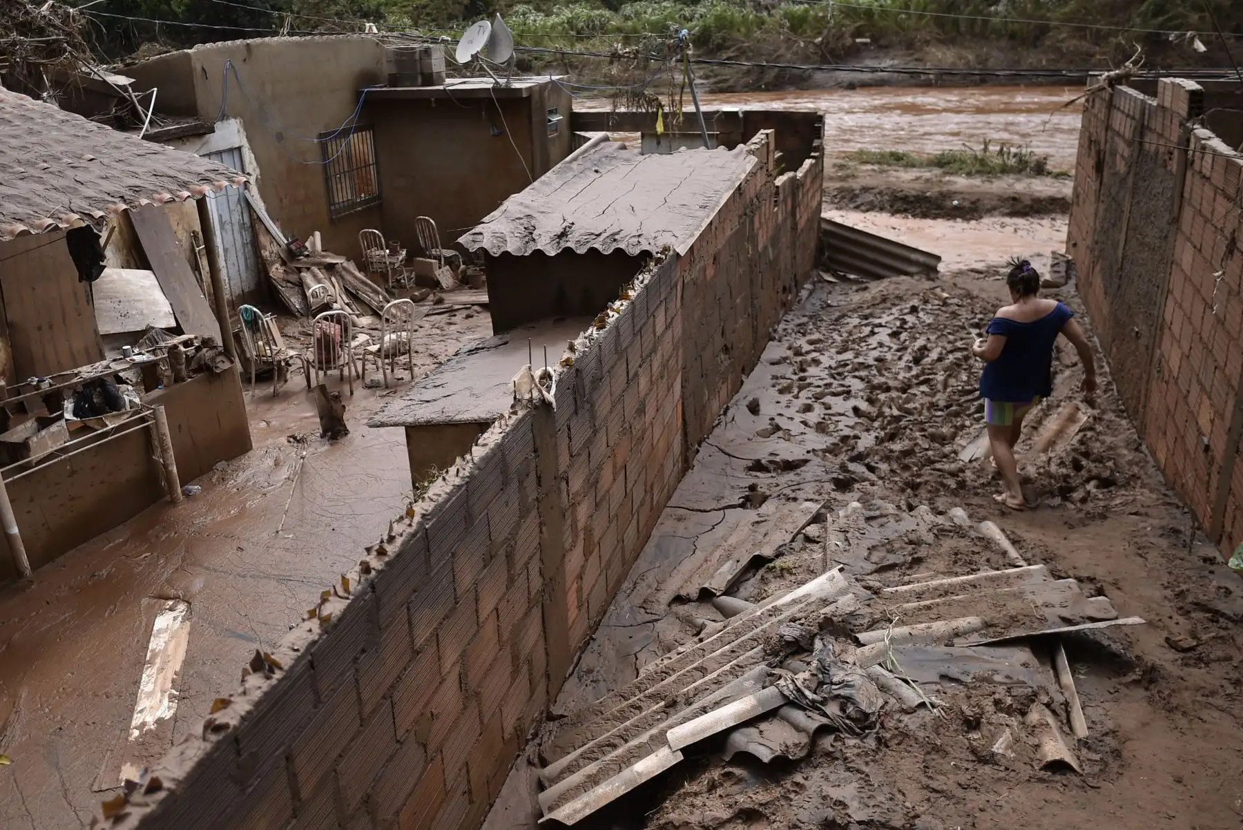 Un deslizamiento de tierra enterró el viernes varias casas en Vila Bernadete, dejando 4 muertos y 7 desaparecidos. Dos días de lluvias torrenciales en el estado de Minas Gerais han dejado al menos 30 muertos, varios heridos, 17 desaparecidos y más de 2.500 personas sin hogar tras una serie de derrumbes y derrumbes de casas, dijeron funcionarios de Defensa Civil. AFP