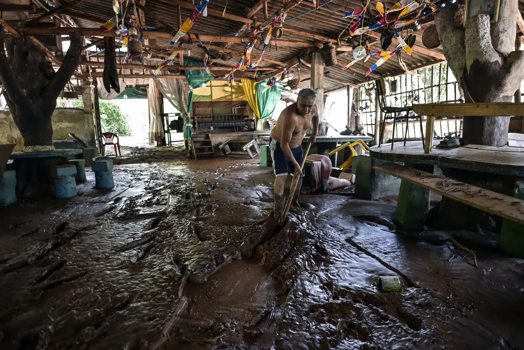 Un hombre limpia en un restaurante después del desbordamiento del río Das Velhas en Sabara, Belo Horizonte, estado de Minas Gerais, Brasil. AFP