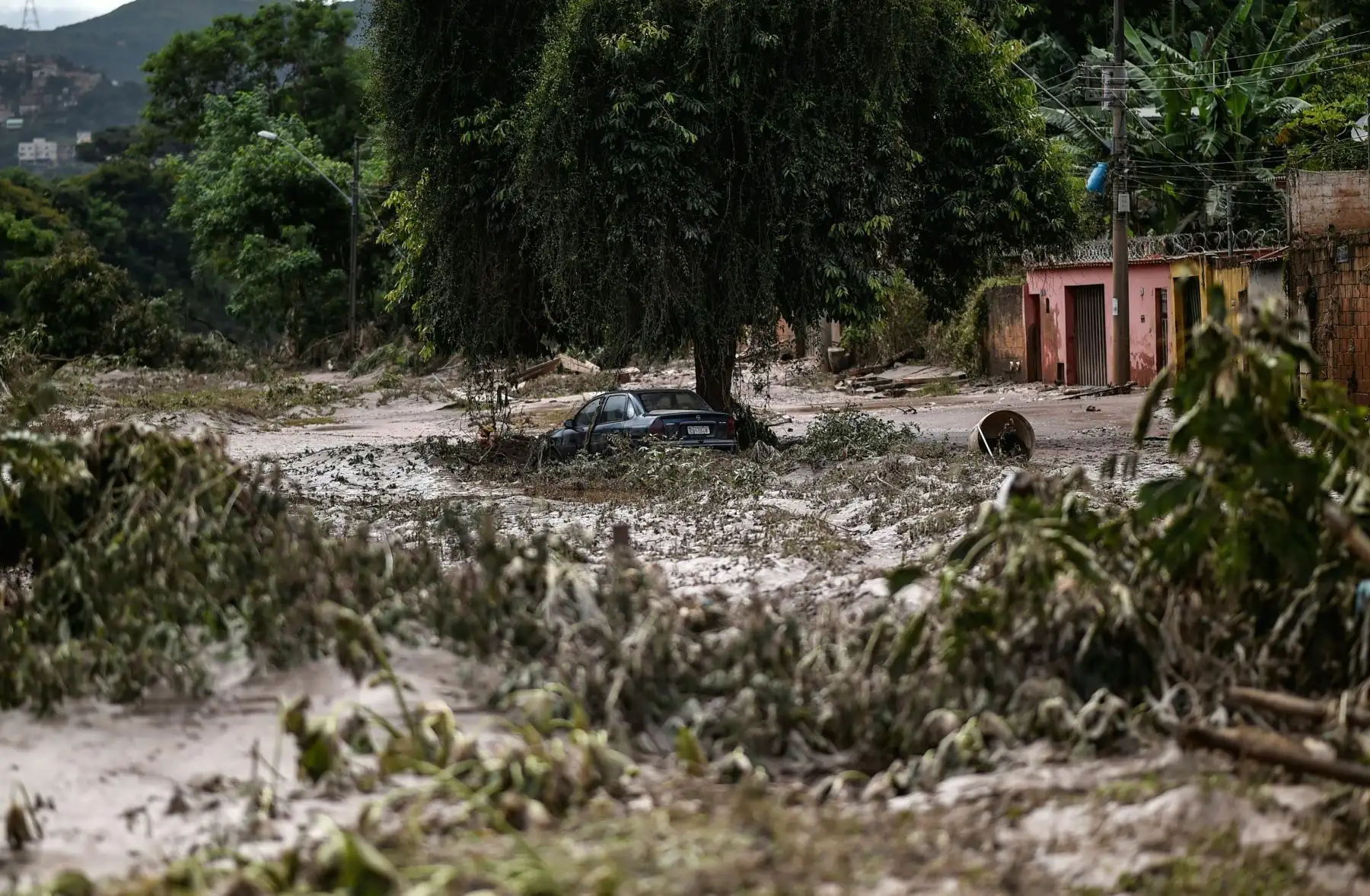 Oficina de Defensa Civil del estado de Minas Gerais informa  faltan diecisiete personas, siete resultaron heridas y unas 3.500 fueron expulsadas de sus hogares tras una serie de derrumbes y derrumbes de edificios. AFP