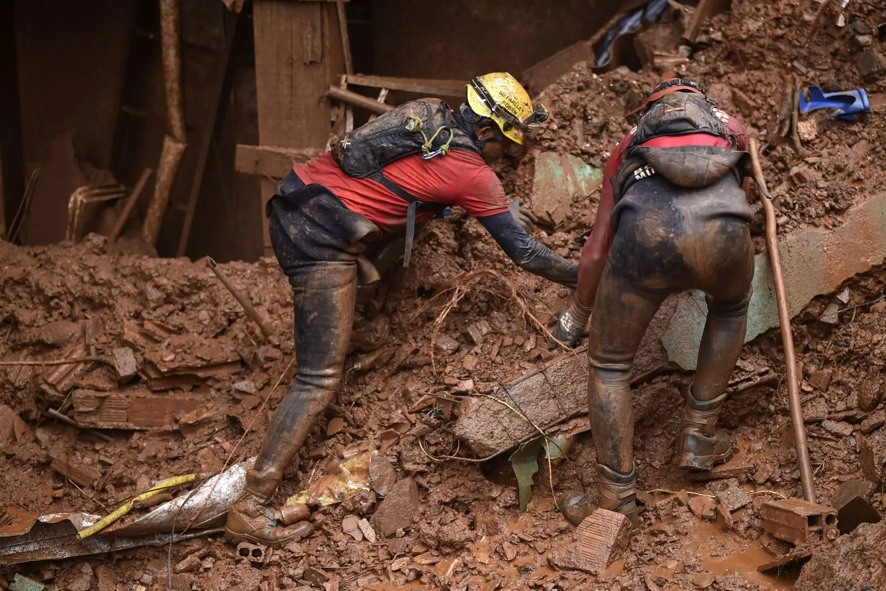 Los bomberos buscan personas desaparecidas después de un deslizamiento de tierra en Vila Bernadete, Belo Horizonte, estado de Minas Gerais, Brasil. AFP