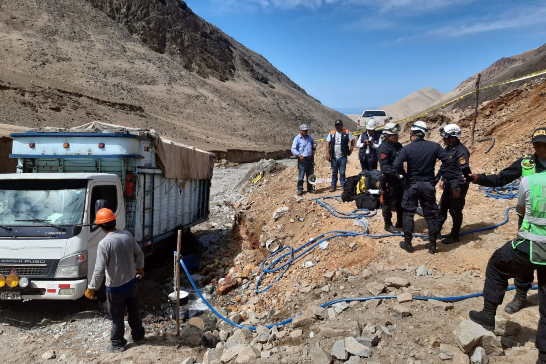Brigadas reanudan labores para rescatar a los tres mineros artesanales atrapados en socavón en provincia de Caravelí, en Arequipa.  ANDINA/Difusión