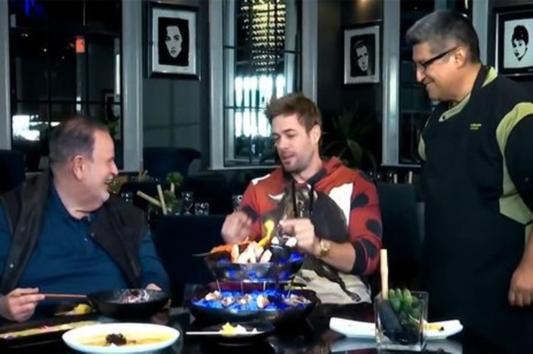 William Levy en entrevista con Raúl de Molina para "El gordo y la flaca" en su restaurante, al lado del chef ejecutivo del mismo.