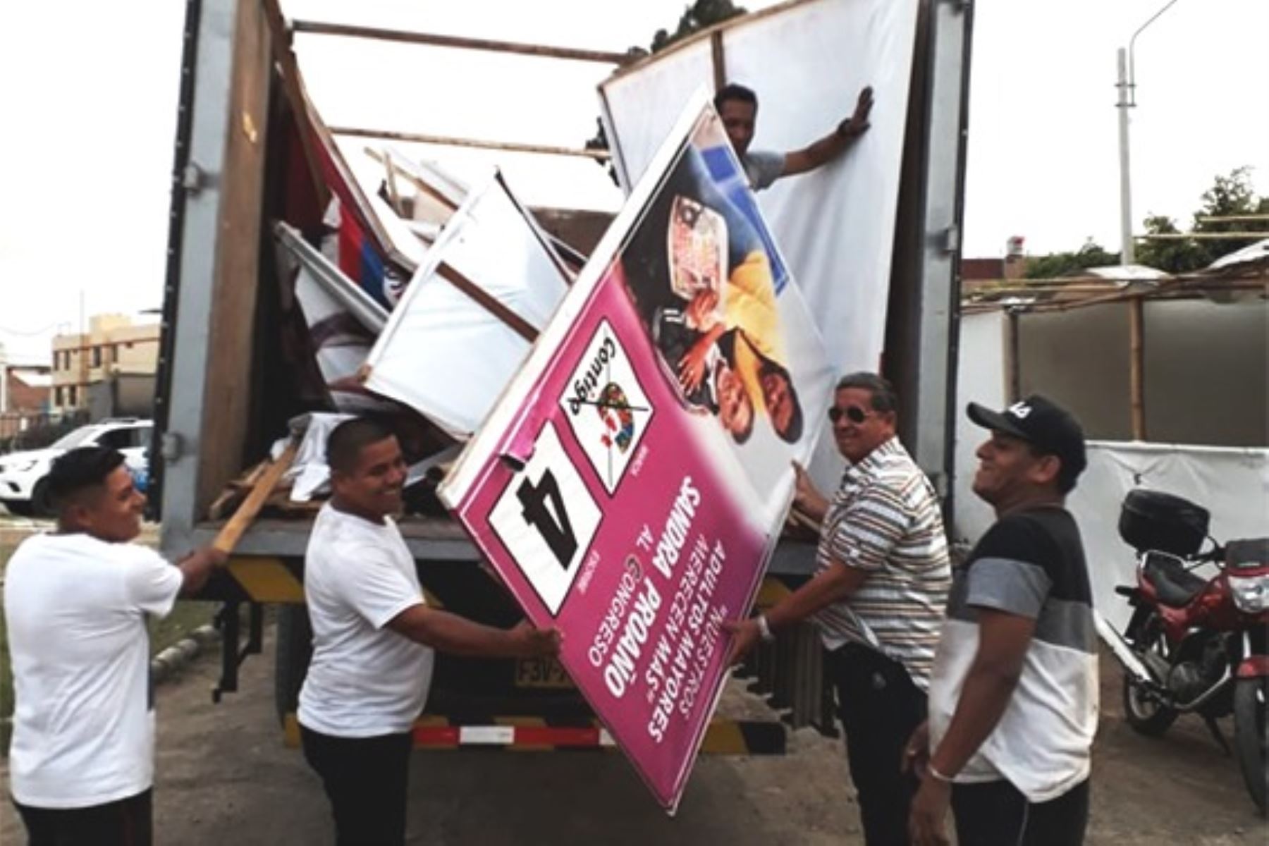 Bellavista retira carteles y limpia paredes con propaganda electoral. Foto: ANDINA/Difusión.