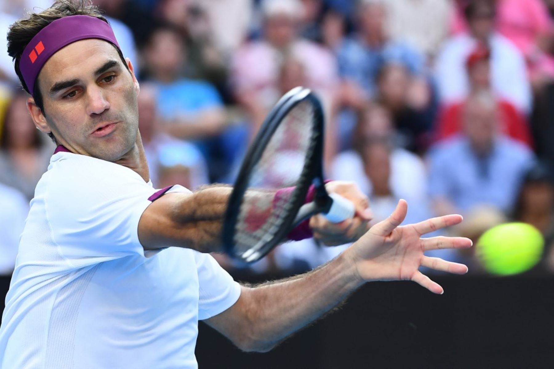 Roger Federer, número 3 mundial, se clasificó este martes para las semifinales del Abierto de Australia tras vencer en cinco sets al estadounidense Tennys Sandgren (Nº 100).