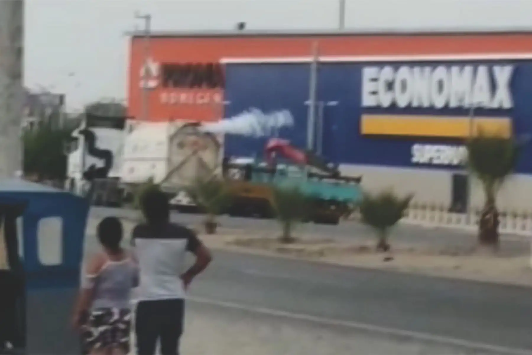 Fuga de gas de cisterna generó alarma en centro comercial de Sullana, en Piura. ANDINA/Difusión