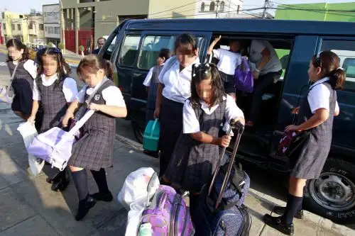Exigirán que movilidad escolar que ofrece servicio a escolares de primaria cuenten con acompañante. ANDINA/archivo