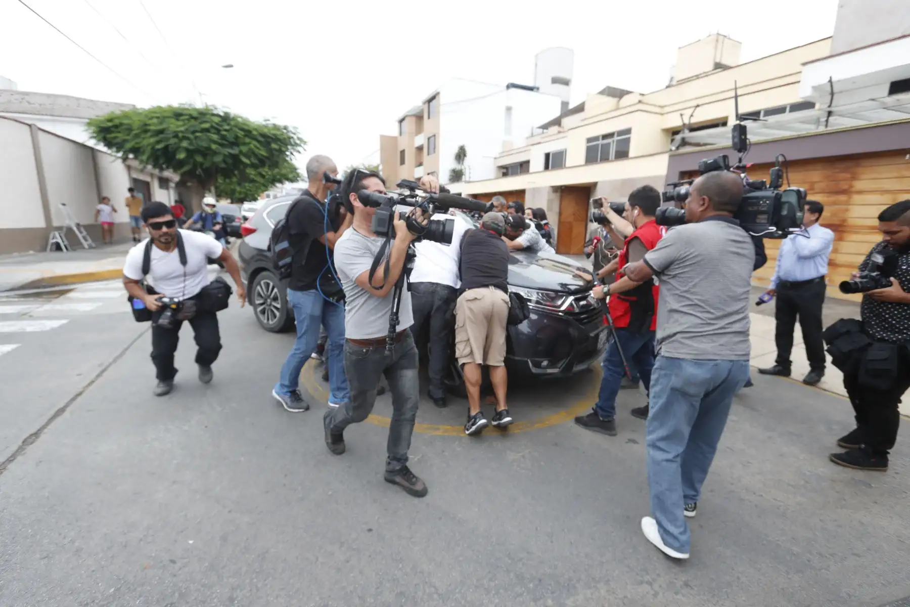 Keiko Fujimori abandona su vivienda rumbo a la sala penal donde se analiza pedido de prisión preventiva en su contra. Foto: ANDINA/Renato Pajuelo