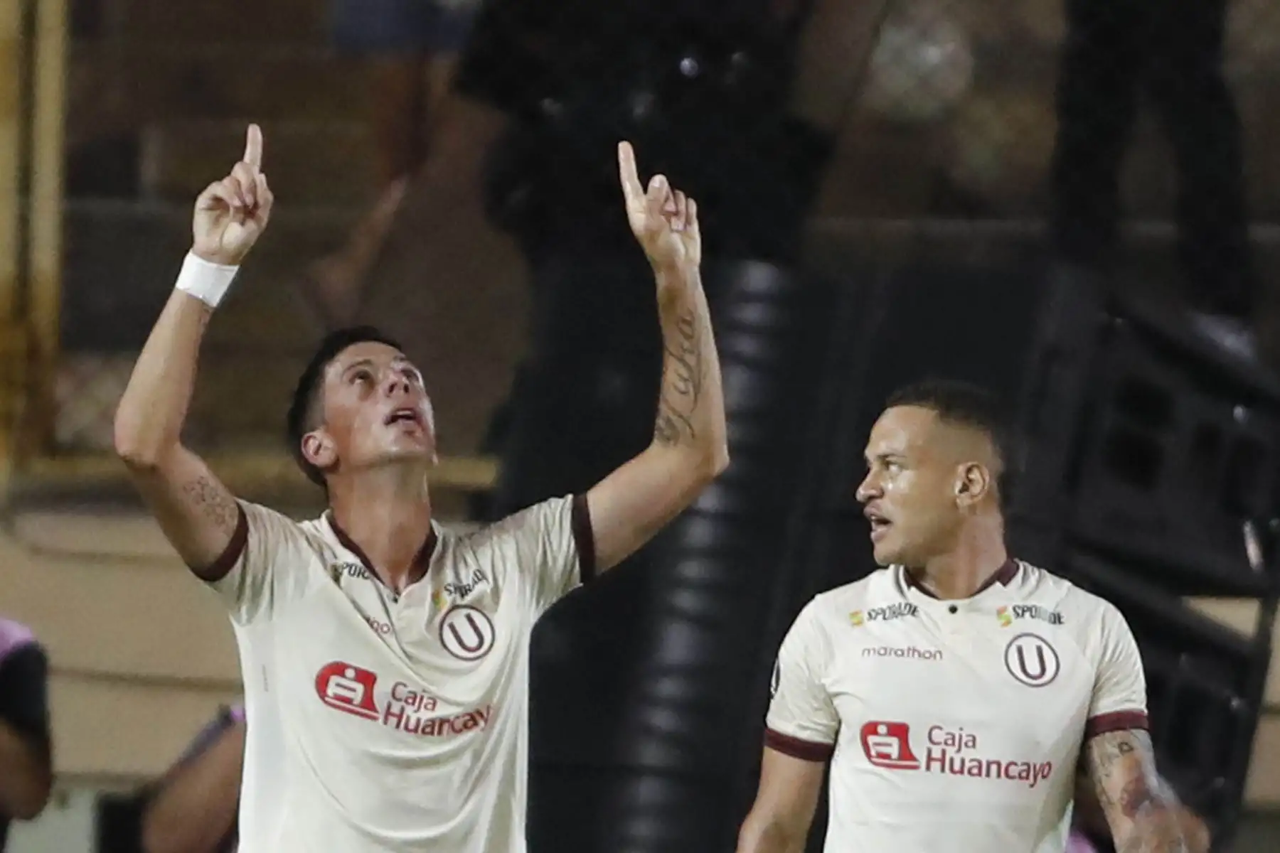 El jugador de Universitario de Deportes Federico Delmonte (i) celebra un gol este martes en un partido de la primera ronda de la Copa Libertadores entre Universitario de Deportes de Perú y Carabobo de Venezuela, en el estadio Monumental de Lima (Perú). EFE
