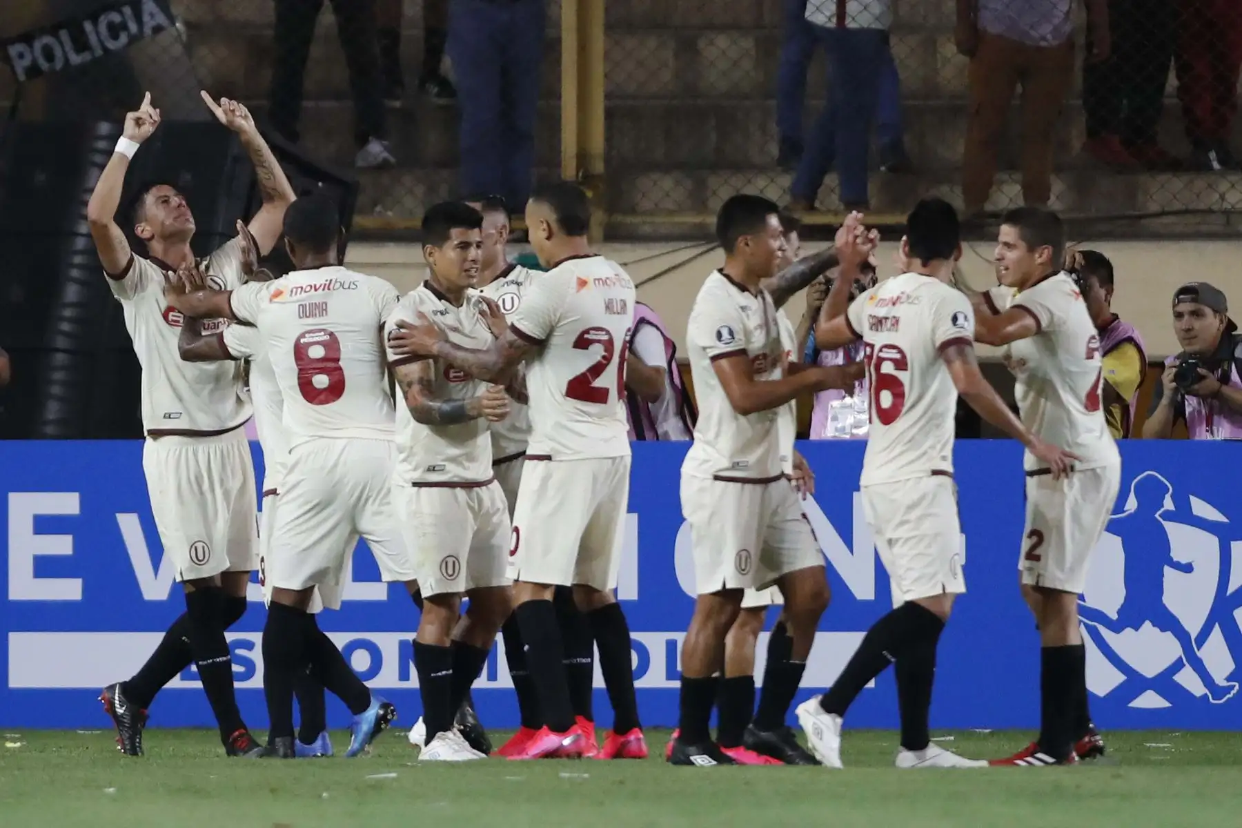El jugador de Universitario de Deportes Federico Delmonte (i) celebra un gol este martes en un partido de la primera ronda de la Copa Libertadores entre Universitario de Deportes de Perú y Carabobo de Venezuela, en el estadio Monumental de Lima (Perú). EFE