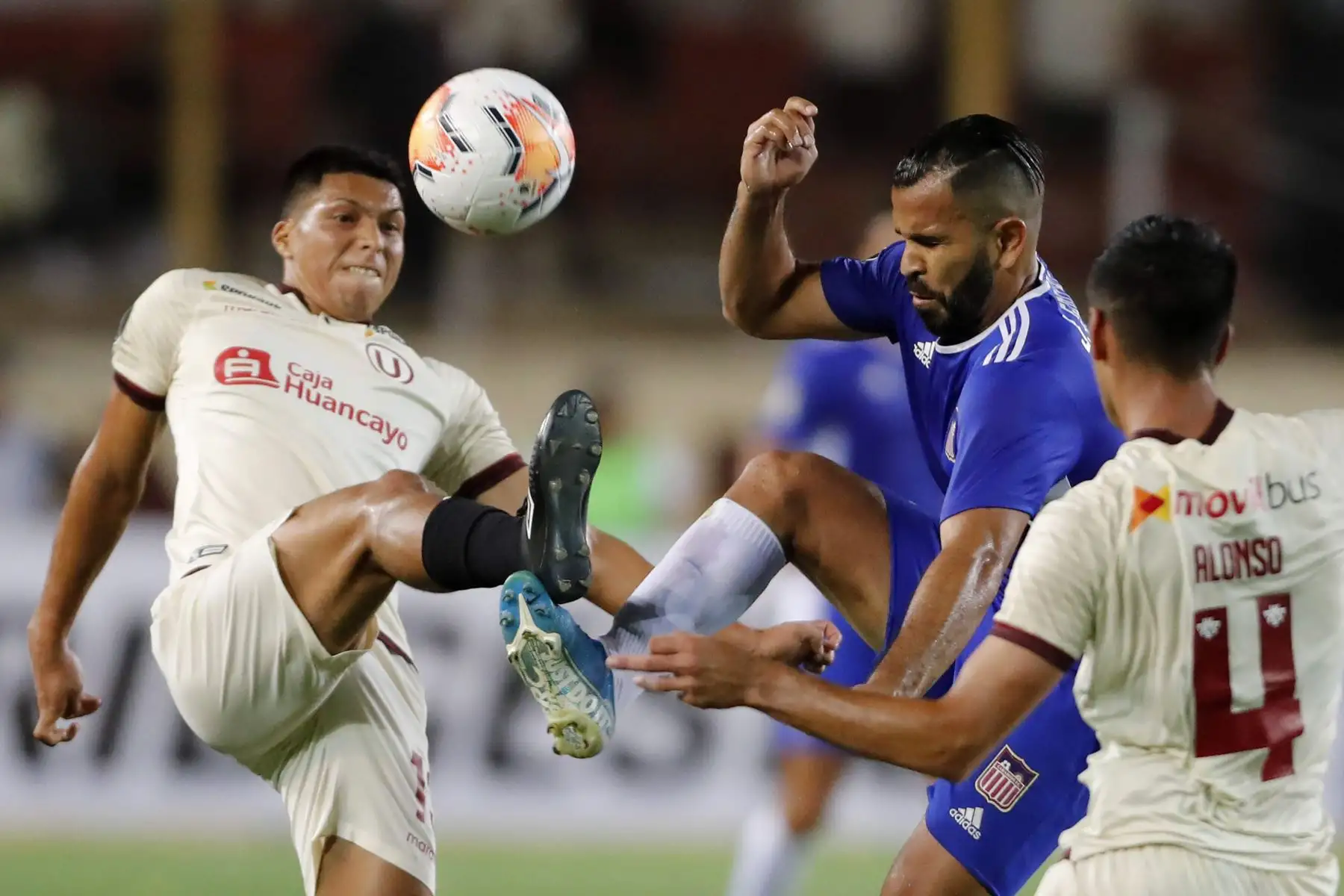 El jugador de Universitario de Deportes Federico Gerson Barreto (i) disputa el balón con Jesús González de Carabobo este martes en un partido de la primera ronda de la Copa Libertadores entre Universitario de Deportes de Perú y Carabobo de Venezuela, en el estadio Monumental de Lima (Perú). EFE
