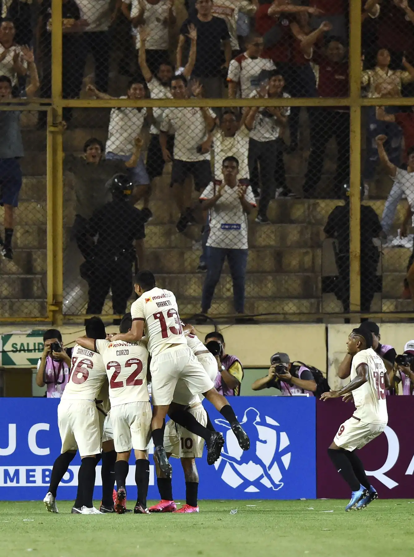 Jugadores universitarios de Perú celebran el gol del miembro del tema uruguayo Federico Alonso durante su partido de fútbol de la Copa Libertadores contra el Carabobo FC de Venezuela en el Estadio Monumental. Foto: AFP