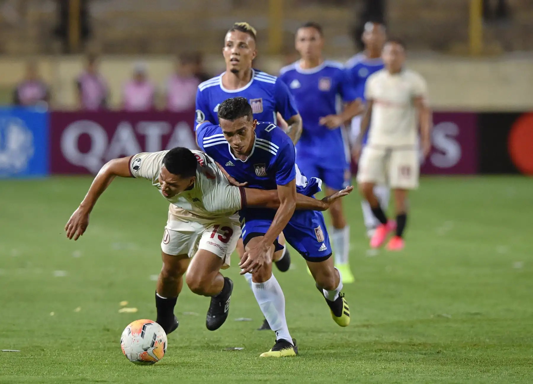 El jugador de universitario  Gerson Barreto (L) compite por el balón con el jugador venezolano Carabobo FC Ottoniel Medina durante su partido de fútbol de la Copa Libertadores. AFP