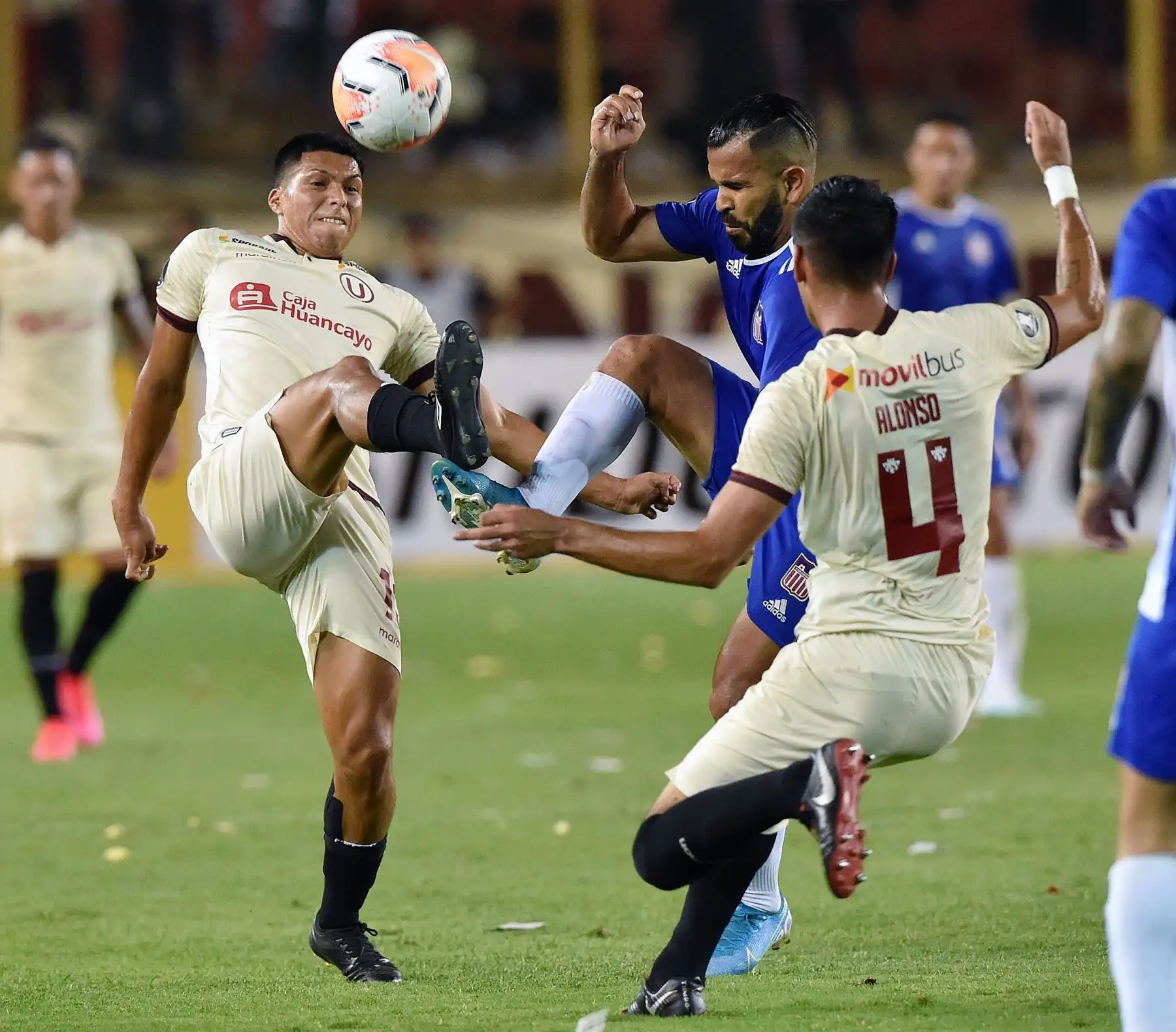 El jugador universitario Gerson Barreto (L) y su compañero de equipo Federico Alonso (R) compiten por el balón con el venezolano Carabobo FC jugador Jesús Gonzales (C) durante su partido de fútbol de la Copa Libertadores. AFP