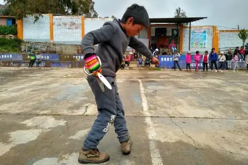 Así aprenden los niños de Huancavelica a bailar la milenaria danza de las tijeras. Foto: Pedro Tinoco