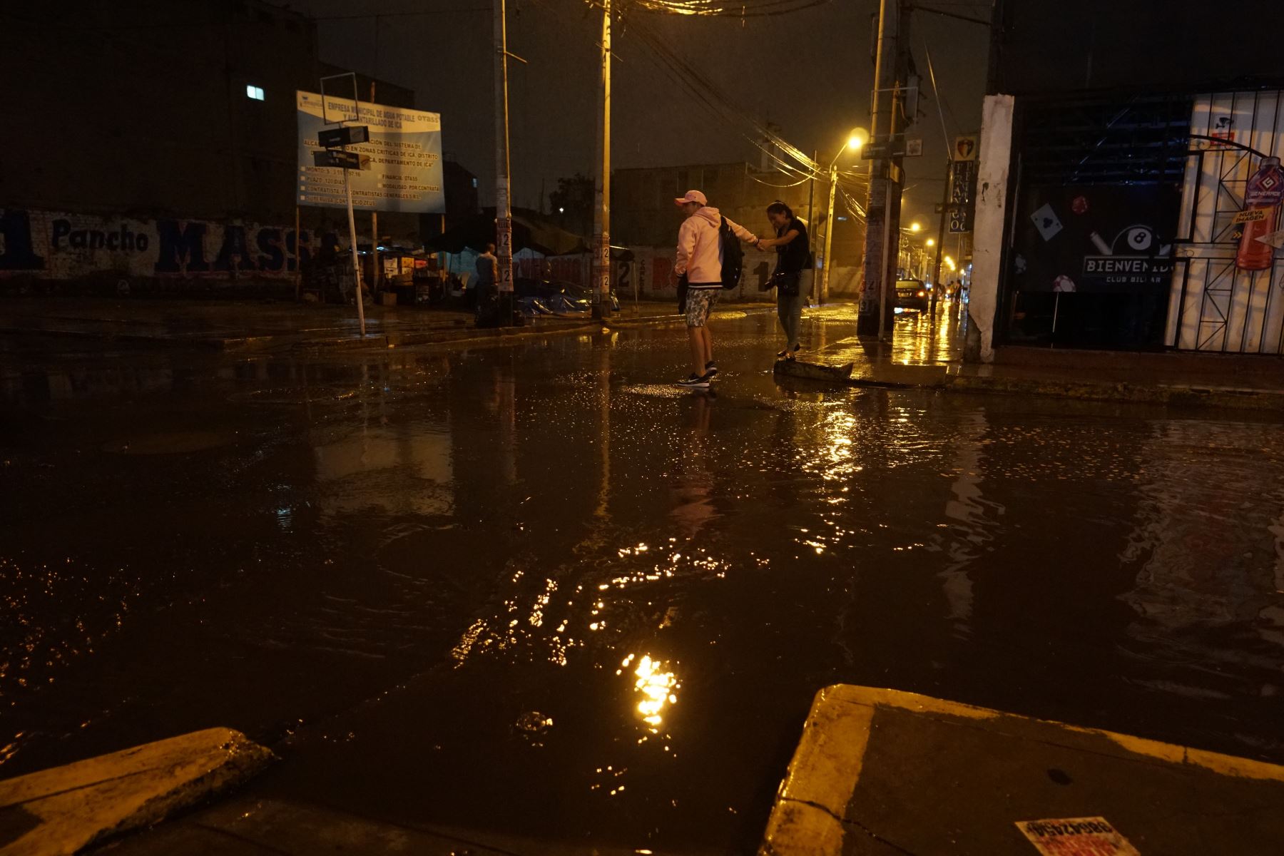 La ciudad de Ica soportó una lluvia intensa que causó daños y generó alarma en la población. Foto: Genry Bautista