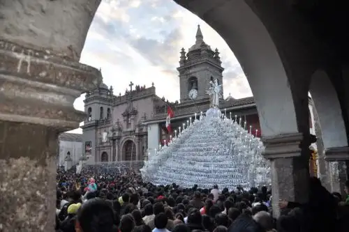 La Semana Santa en Ayacucho, la ciudad de las 33 iglesias, es considerada la mayor festividad religiosa cristiana del Perú y la segunda más imponente del mundo, después de la que se lleva a cabo en Sevilla, España. Es también una de las manifestaciones culturales más importantes de nuestro país y un símbolo de misticismo y fervor que identifica al pueblo ayacuchano. ANDINA/Carlos Lezama